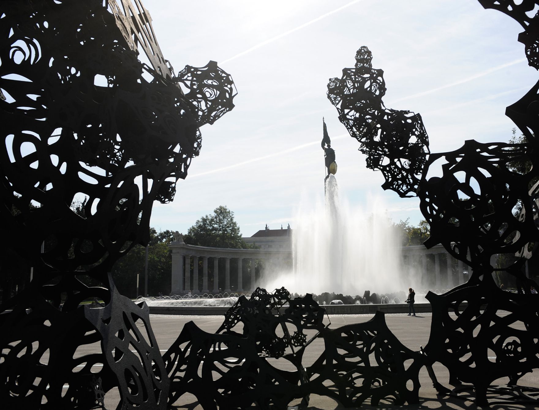 Der Hochstrahlbrunnen am Schwarzenbergplatz. Schlagworte: Brunnen, Stadtlandschaft, Statue, Wasser
