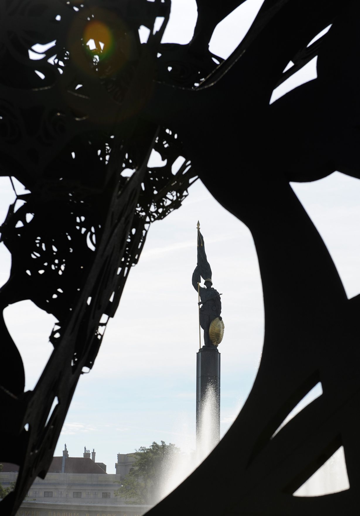 Der Hochstrahlbrunnen am Schwarzenbergplatz. Schlagworte: Brunnen, Stadtlandschaft, Statue, Wasser