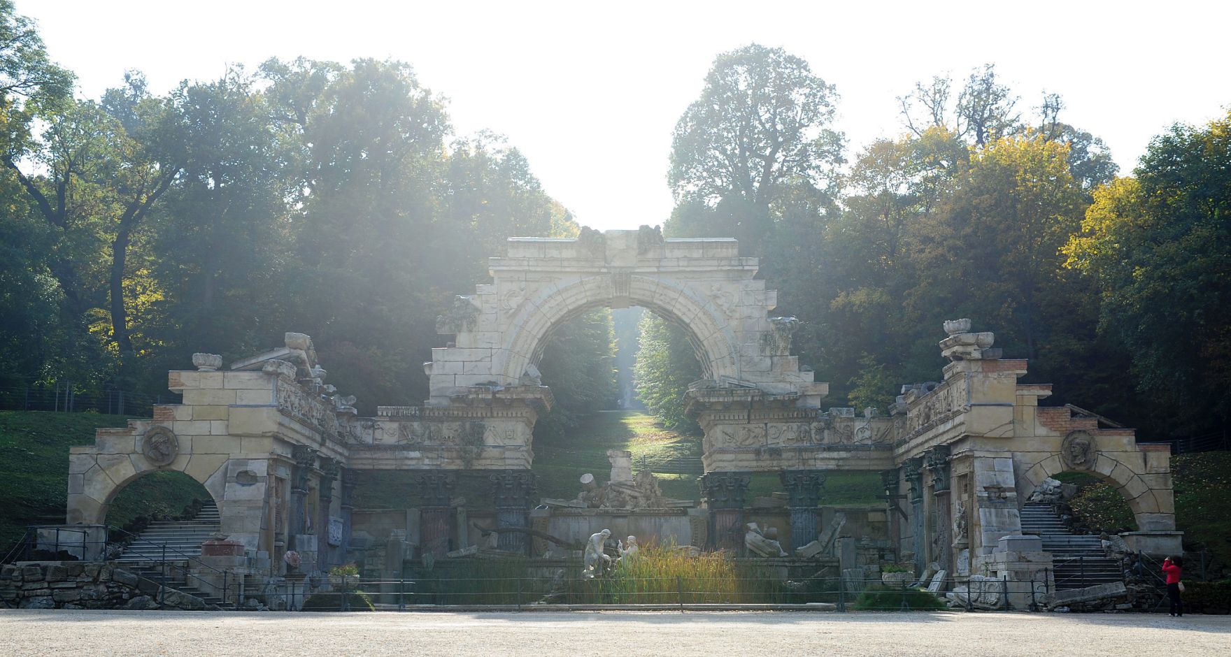 Die R&ouml;mischen Ruinen im Park des Schloss Sch&ouml;nbrunn. Schlagworte: Brunnen, Ruinen, Sch&ouml;nbrunn, Stadtlandschaft