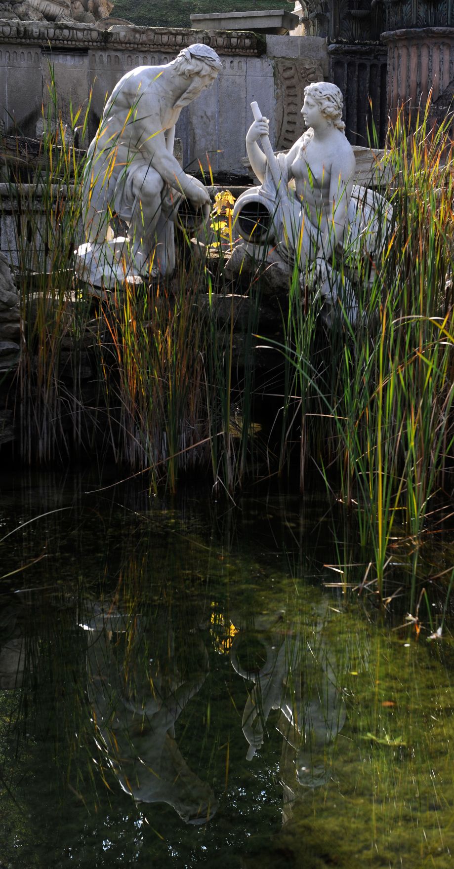 Detailaufnahme der r&ouml;mischen Ruine in Sch&ouml;nbrunn, mit Spiegelung im Wasser. Schlagworte: Brunnen, Sch&ouml;nbrunn, Stadtlandschaft, Wasser