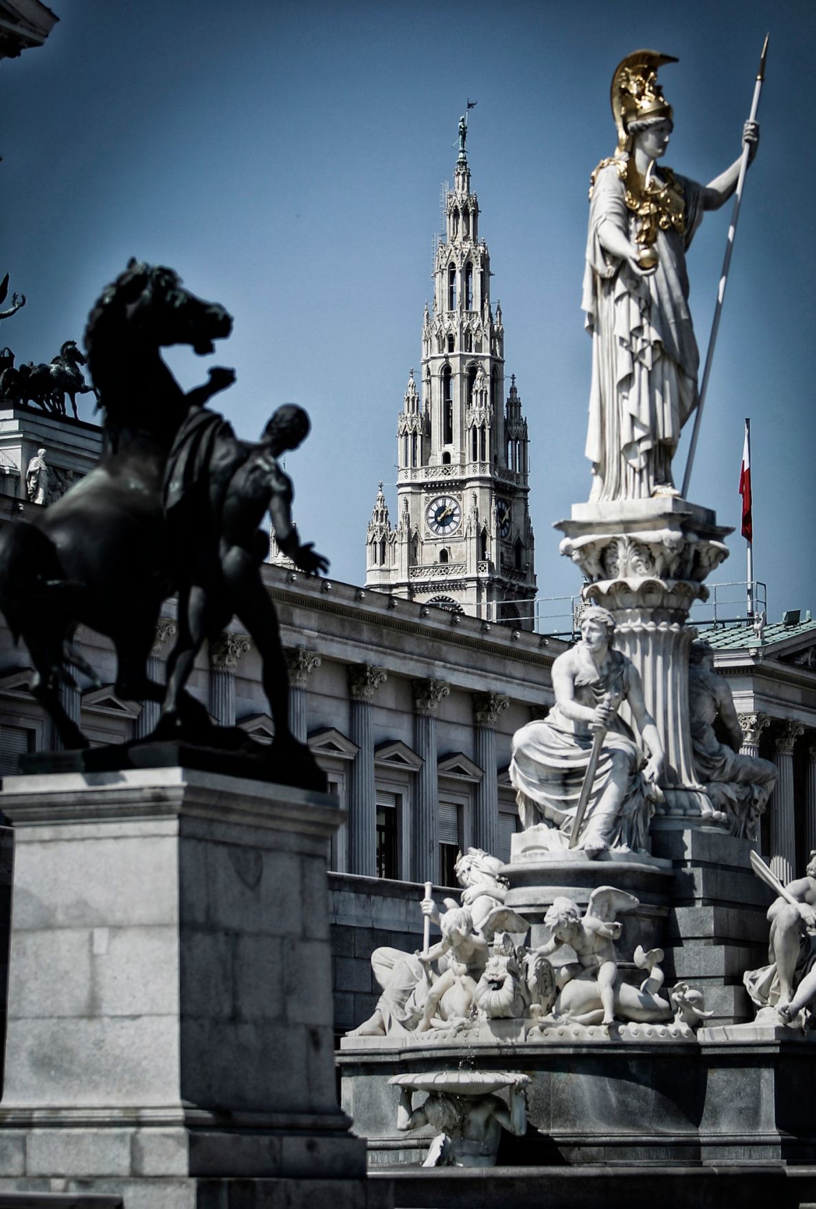 Der Pallas Athene Brunnen vor dem Parlamentsgeb&auml;ude. Im Hintergrund das Wiener Rathaus. Schlagworte: Brunnen, Geb&auml;ude, Stadtlandschaft, Statue, Wasser