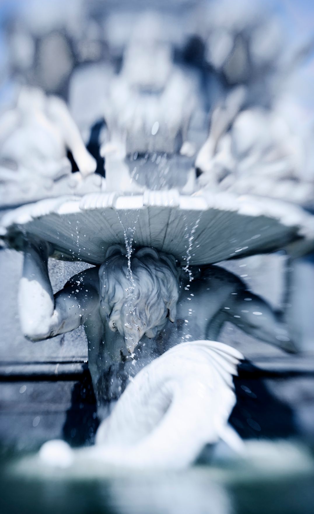Teil des Pallas Athene Brunnens vor dem Parlament. Schlagworte: Brunnen, Stadtlandschaft, Statue, Wasser