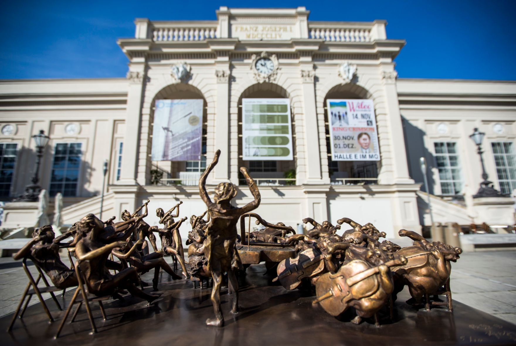 Skulpturen des chinesischen K&uuml;nstlers Xu Hongfei aus der Chubby Women Sammlung im Haupthof des Museumsquartiers. Schlagworte: Ausstellung, Architektur, Frau, Geb&auml;ude, Kunst, K&uuml;nstler, MQ, Museum, Sehensw&uuml;rdigkeit, Skulptur, Stadtlandschaft