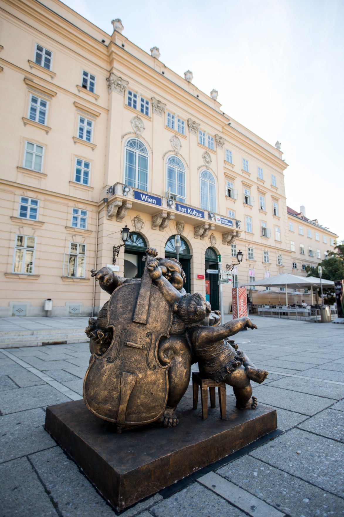 Skulpturen des chinesischen K&uuml;nstlers Xu Hongfei aus der Chubby Women Sammlung im Haupthof des Museumsquartiers. Schlagworte: Ausstellung, Architektur, Frau, Geb&auml;ude, Kunst, K&uuml;nstler, MQ, Museum, Sehensw&uuml;rdigkeit, Skulptur, Stadtlandschaft