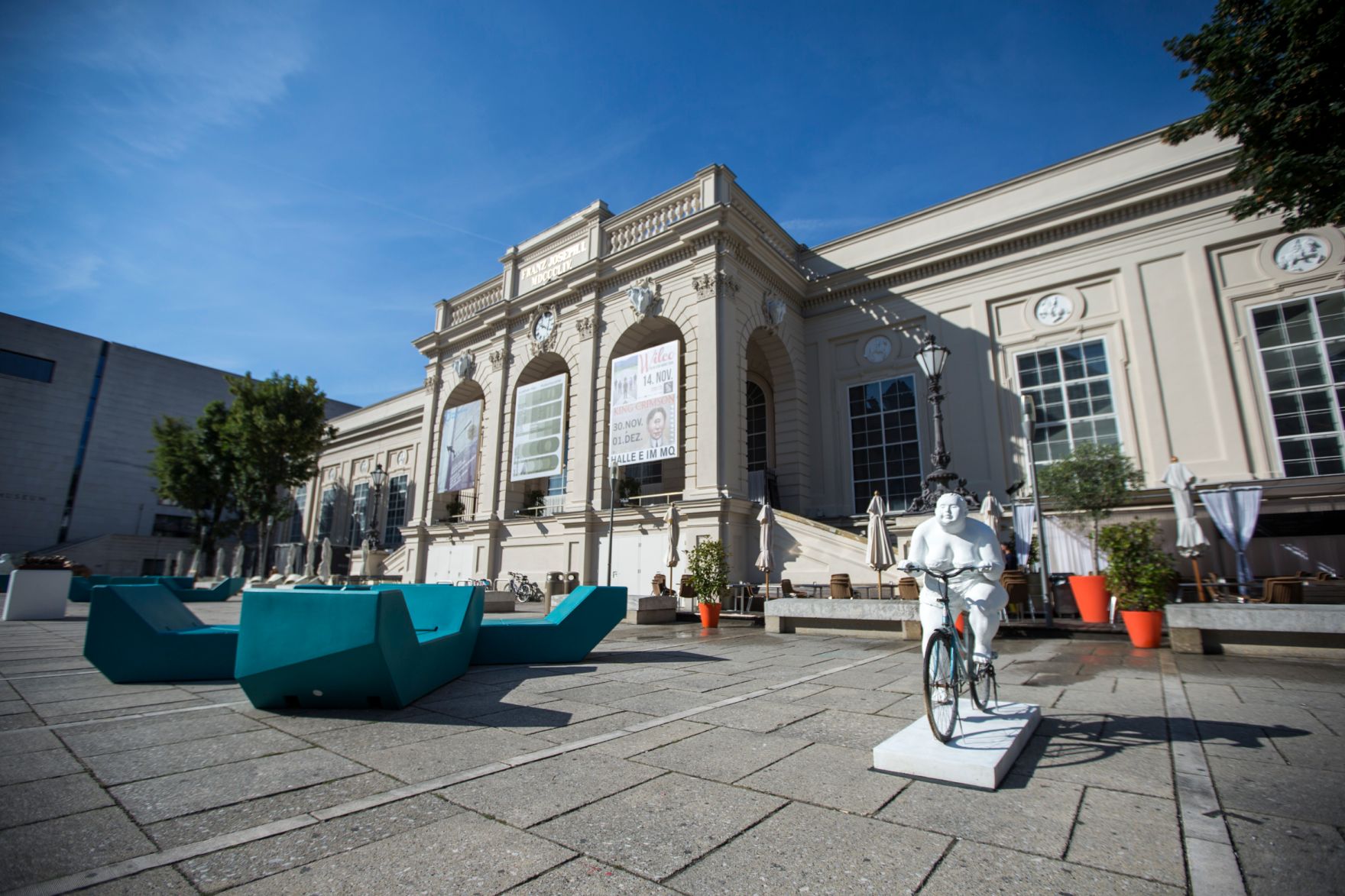 Skulpturen des chinesischen K&uuml;nstlers Xu Hongfei aus der Chubby Women Sammlung im Haupthof des Museumsquartiers. Schlagworte: Ausstellung, Architektur, Fahrrad, Frau, Geb&auml;ude, Kunst, K&uuml;nstler, MQ, Museum, Sehensw&uuml;rdigkeit, Skulptur, Stadtlandschaft