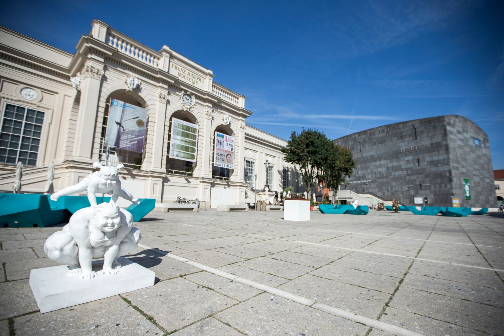 Skulpturen des chinesischen K&uuml;nstlers Xu Hongfei aus der Chubby Women Sammlung im Haupthof des Museumsquartiers. Schlagworte: Ausstellung, Architektur, Frau, Geb&auml;ude, Kunst, K&uuml;nstler, MQ, Museum, Sehensw&uuml;rdigkeit, Skulptur, Stadtlandschaft