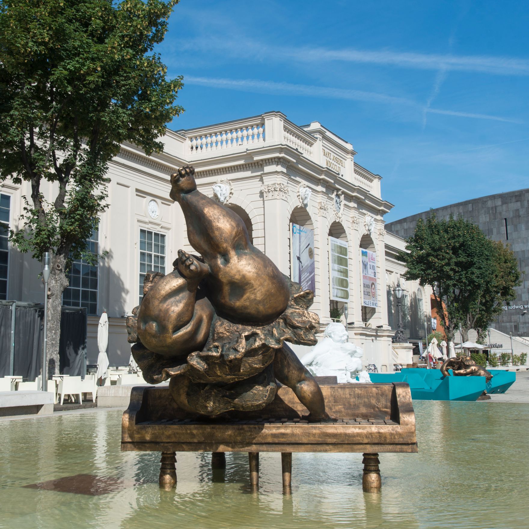 Skulpturen des chinesischen K&uuml;nstlers Xu Hongfei aus der Chubby Women Sammlung im Haupthof des Museumsquartiers. Schlagworte: Ausstellung, Architektur, Frau, Geb&auml;ude, Kunst, K&uuml;nstler, MQ, Museum, Sehensw&uuml;rdigkeit, Skulptur, Stadtlandschaft