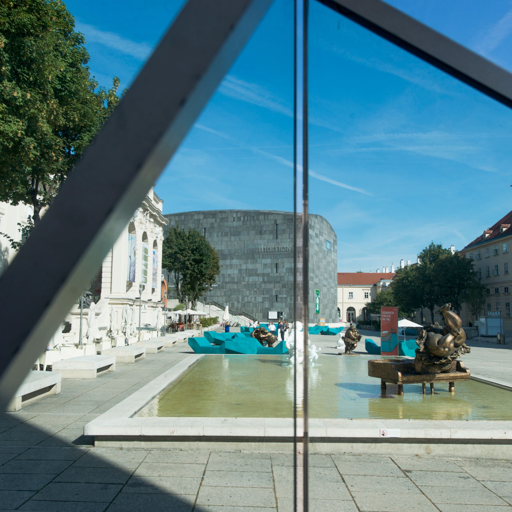 Skulpturen des chinesischen K&uuml;nstlers Xu Hongfei aus der Chubby Women Sammlung im Haupthof des Museumsquartiers. Schlagworte: Ausstellung, Architektur, Frau, Geb&auml;ude, Kunst, K&uuml;nstler, MQ, Museum, Sehensw&uuml;rdigkeit, Skulptur, Stadtlandschaft