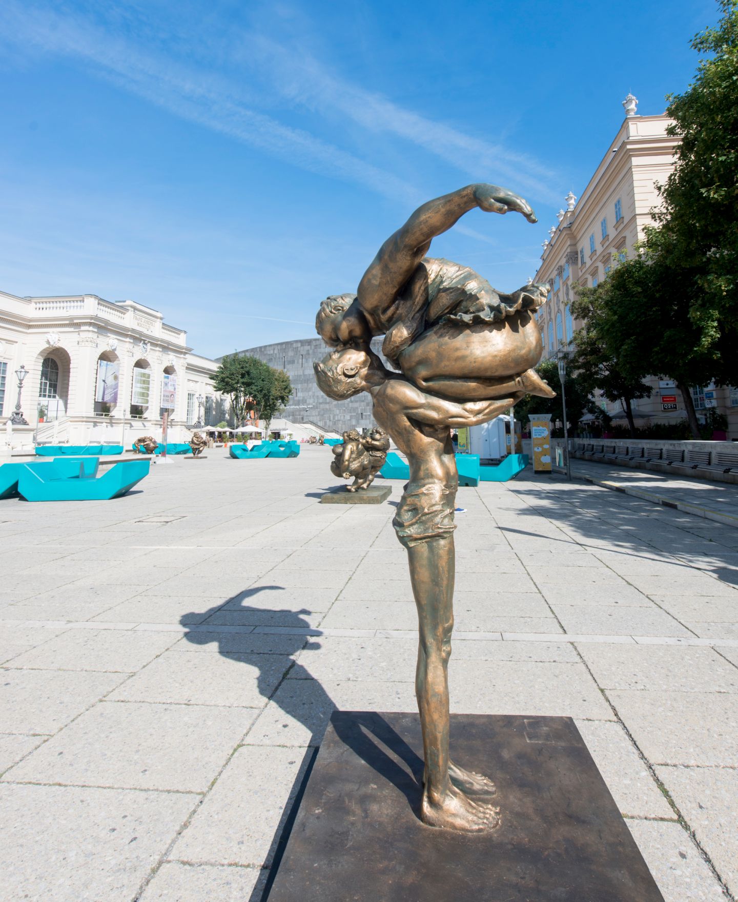 Skulpturen des chinesischen K&uuml;nstlers Xu Hongfei aus der Chubby Women Sammlung im Haupthof des Museumsquartiers. Schlagworte: Ausstellung, Architektur, Frau, Geb&auml;ude, Kunst, K&uuml;nstler, MQ, Museum, Sehensw&uuml;rdigkeit, Skulptur, Stadtlandschaft