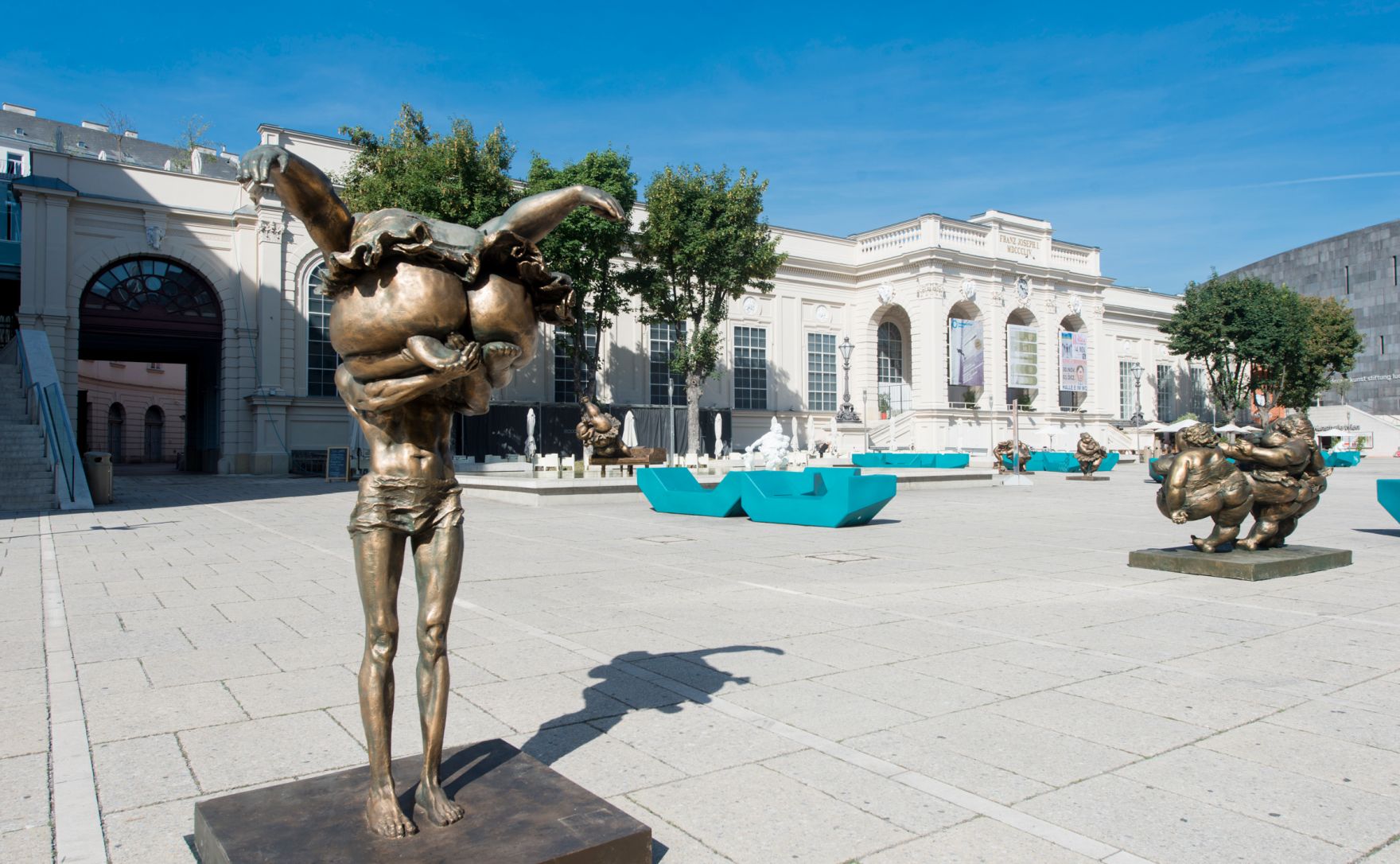 Skulpturen des chinesischen K&uuml;nstlers Xu Hongfei aus der Chubby Women Sammlung im Haupthof des Museumsquartiers. Schlagworte: Ausstellung, Architektur, Frau, Geb&auml;ude, Kunst, K&uuml;nstler, MQ, Museum, Sehensw&uuml;rdigkeit, Skulptur, Stadtlandschaft