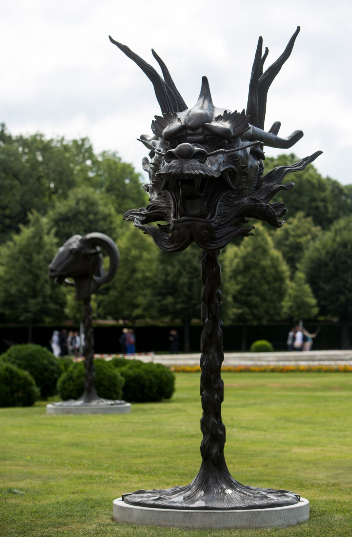 Drachenstatue des chinesischen K&uuml;nstlers Ai Weiwei. Schlagworte: Ai Weiwei, Ausstellung, Belvedere, Drache, F Lotus, Kunst, K&uuml;nstler, Park, Statue, Tierkreiszeichen