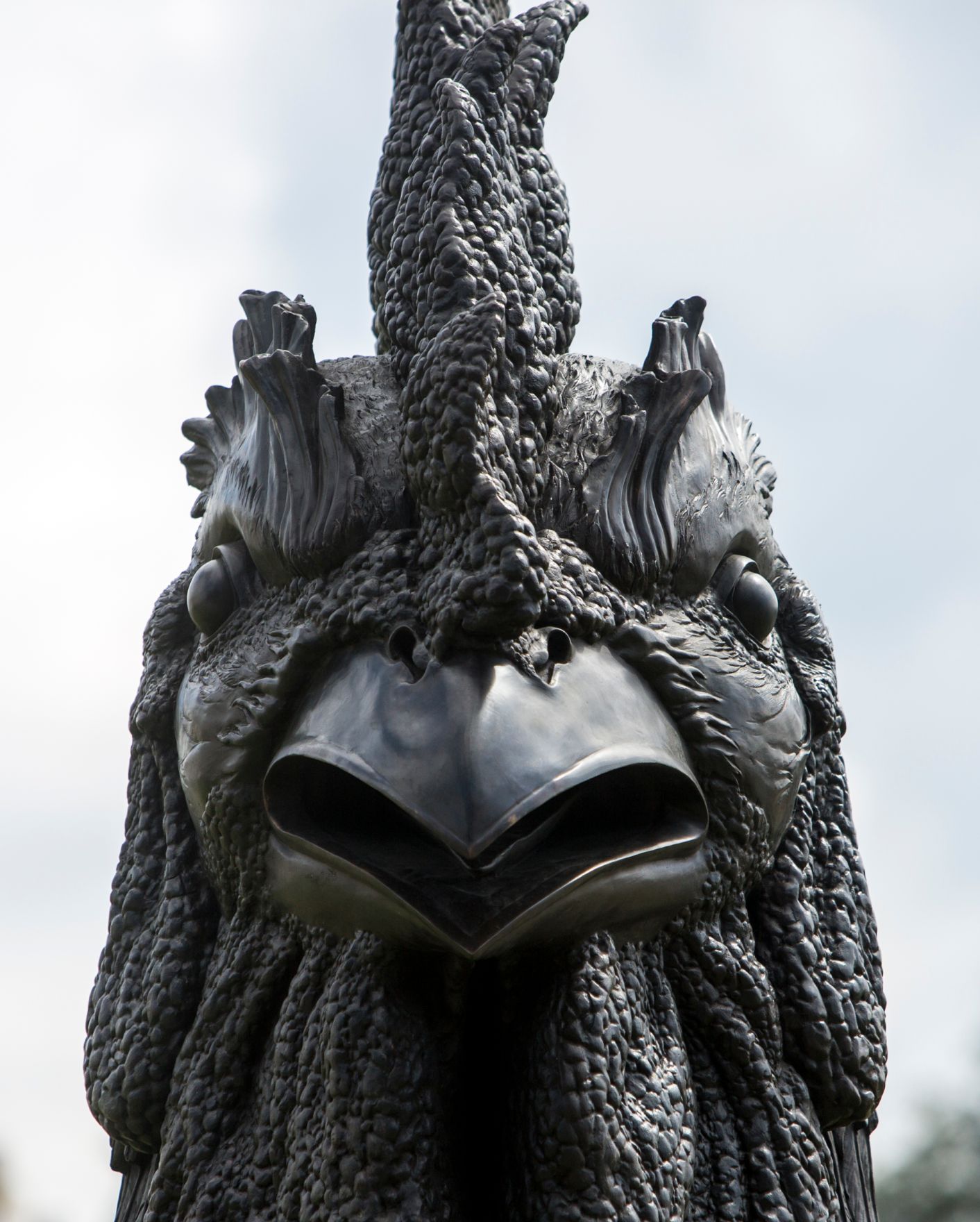 Hahnenstatue des chinesischen K&uuml;nstlers Ai Weiwei. Schlagworte: Ai Weiwei, Ausstellung, Belvedere, F Lotus, Hahn, Himmel, Kunst, K&uuml;nstler, Statue, Tierkreiszeichen