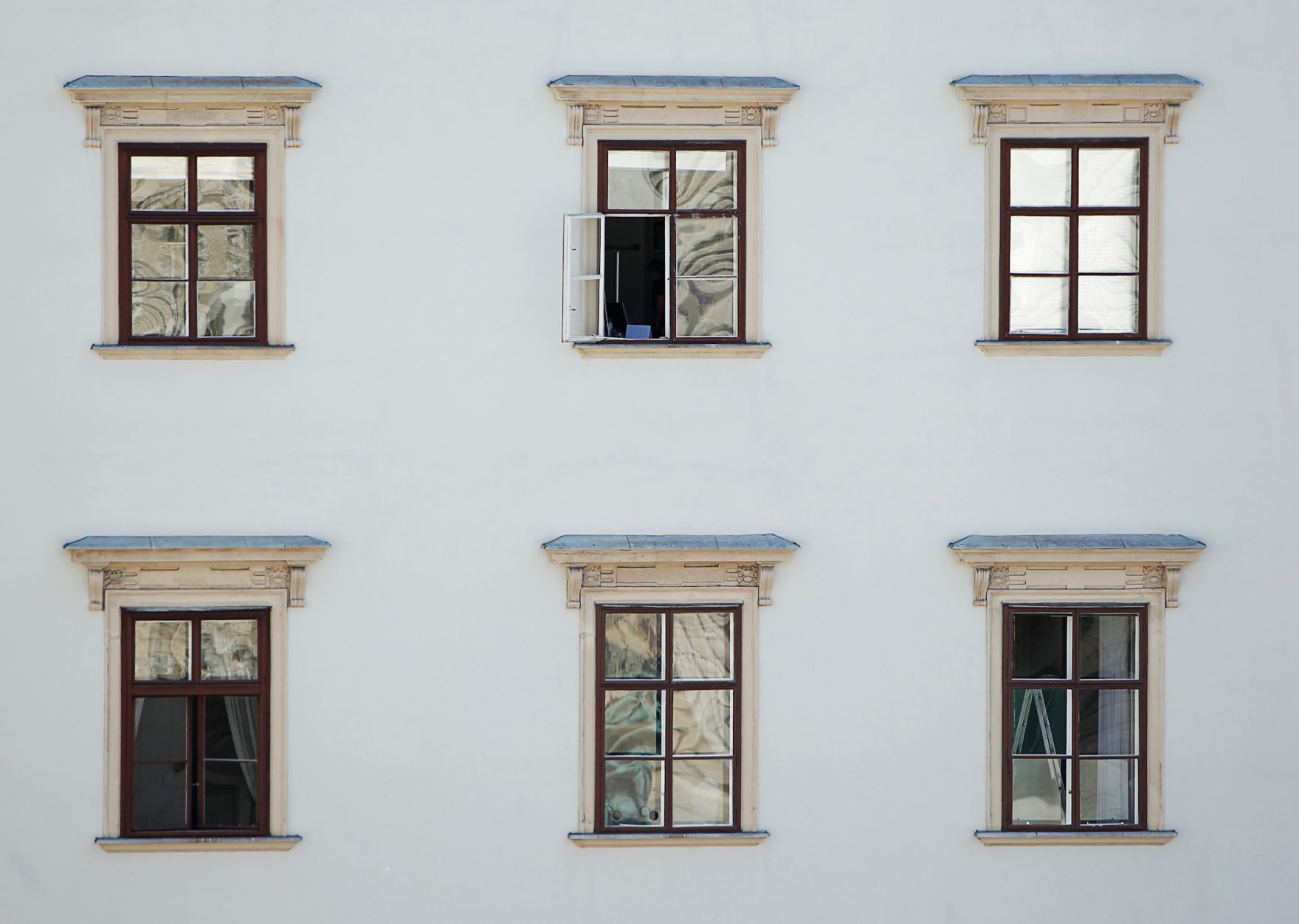 Eine H&auml;userfassade mit zwei Fensterreihen. Schlagworte: Geb&auml;ude, Stadtlandschaft