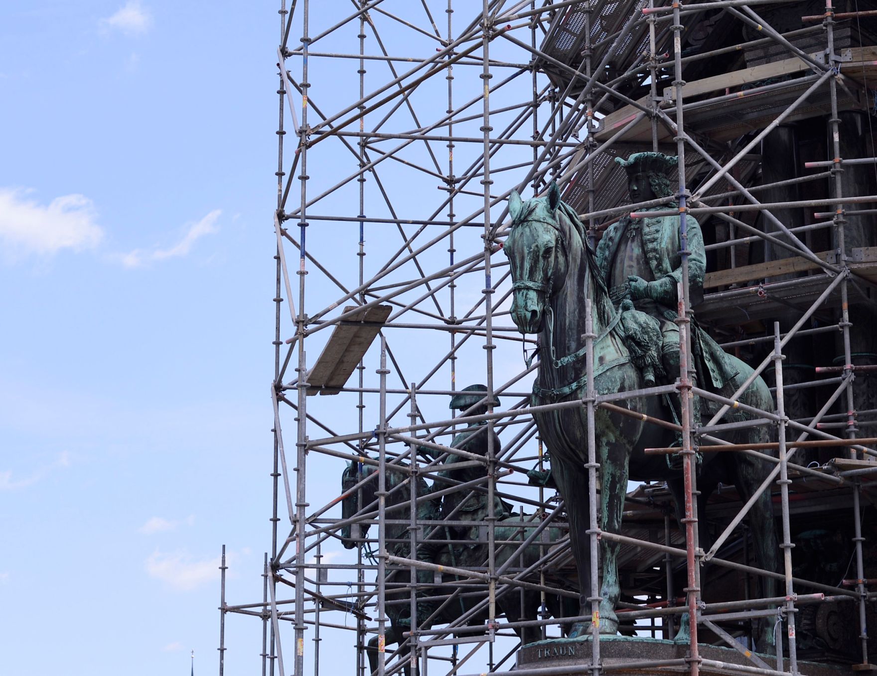 Detail der einger&uuml;steten Statuen vom Maria Theresien-Denkmal am Maria Theresien Platz. Schlagworte: Baustelle, Denkmal, Ger&uuml;st, Reiterstatuen, Renovierung, Stadtlandschaft, Statuen