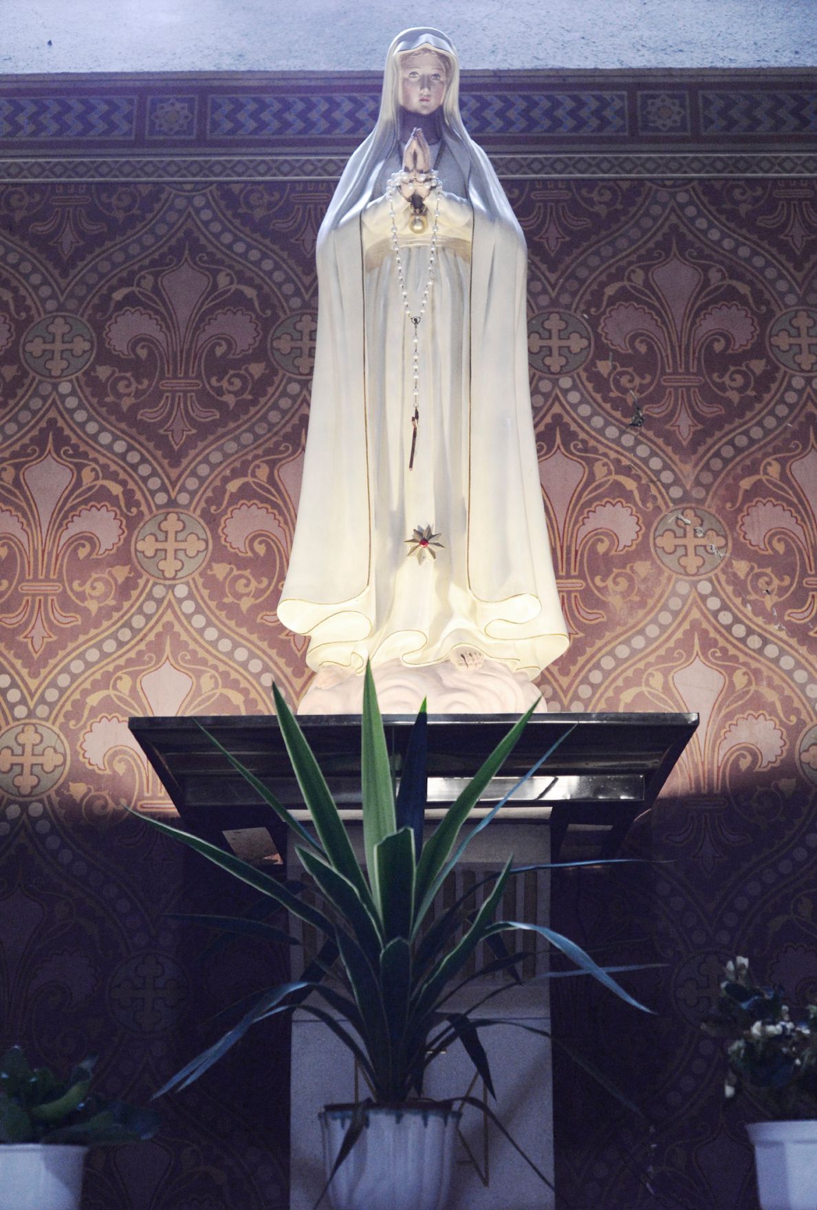 Statue der Heiligen Maria in der Lerchenfelder Kirche in Wien. Schlagworte: Geb&auml;ude, heilg, Kirche, Stadtlandschaft, Statue