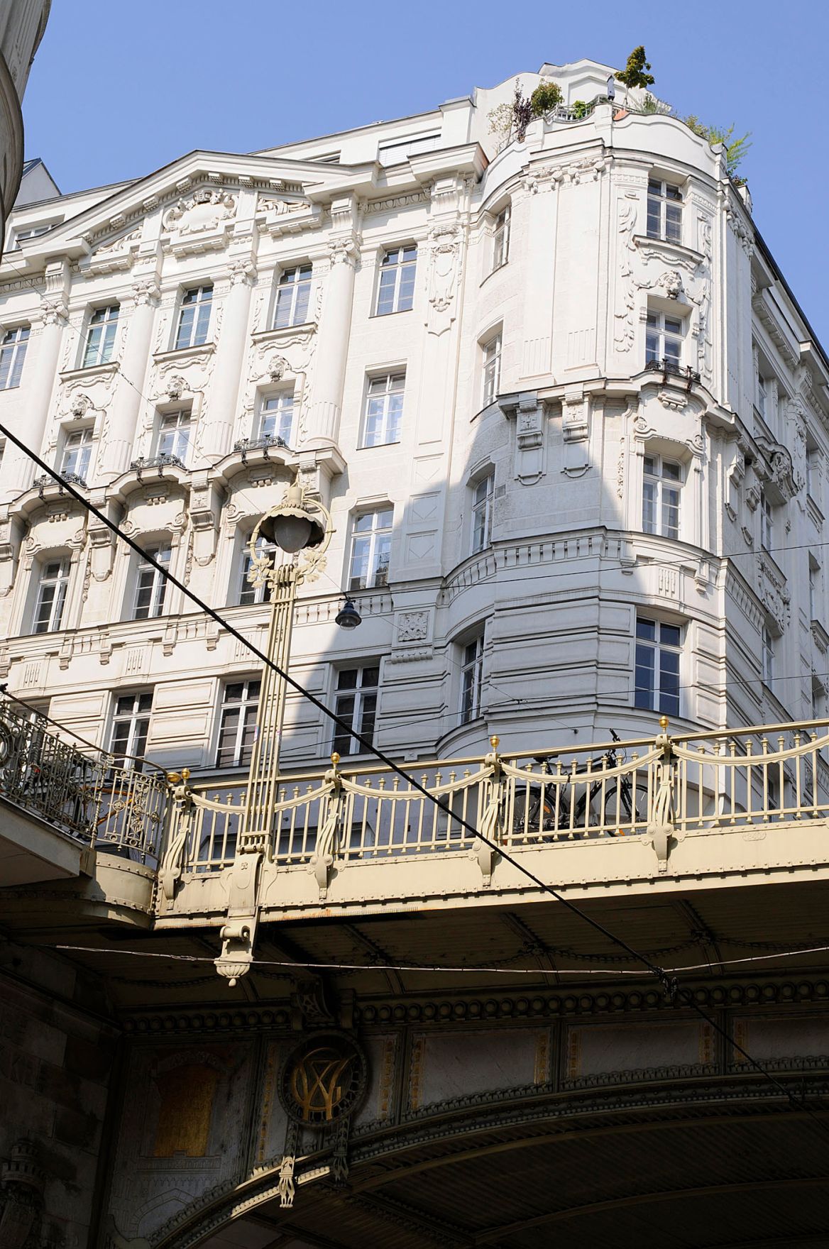 Blick auf die Hohe Br&uuml;cke die &uuml;ber den Tiefen Graben f&uuml;hrt. Schlagworte: Fenster, Geb&auml;ude, Stadtlandschaft