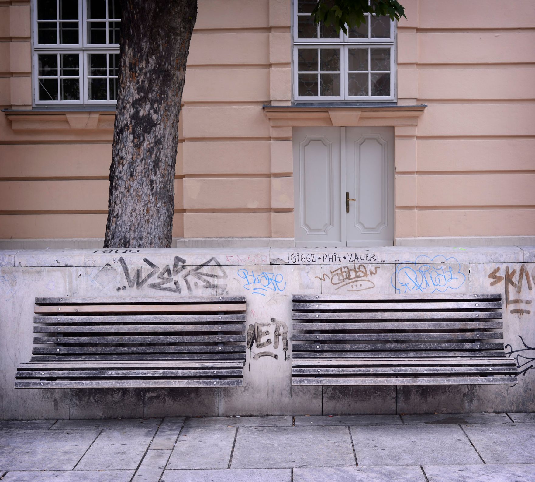 Zwei Sitzb&auml;nke im MuseumsQuartier. Schlagworte: Bank, Fassade, Fenster, Geb&auml;ude, Holz, Parkbank, Stadtlandschaft, Tor, T&uuml;r