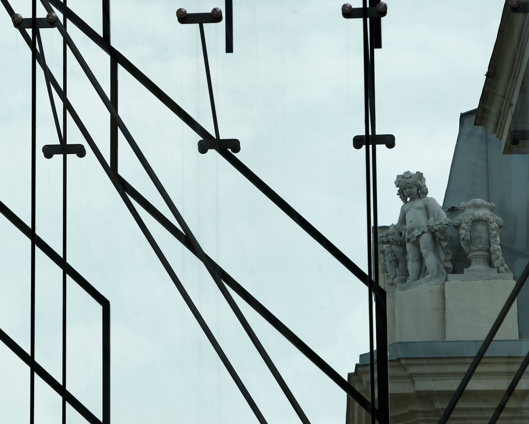 Eine Konstruktion aus Glas und Metall in der Wiener Innenstadt, im Hintergrund eine Statue. Schlagworte: Denkmal, Ger&uuml;st, Kunst, Stadtlandschaft, Statuen
