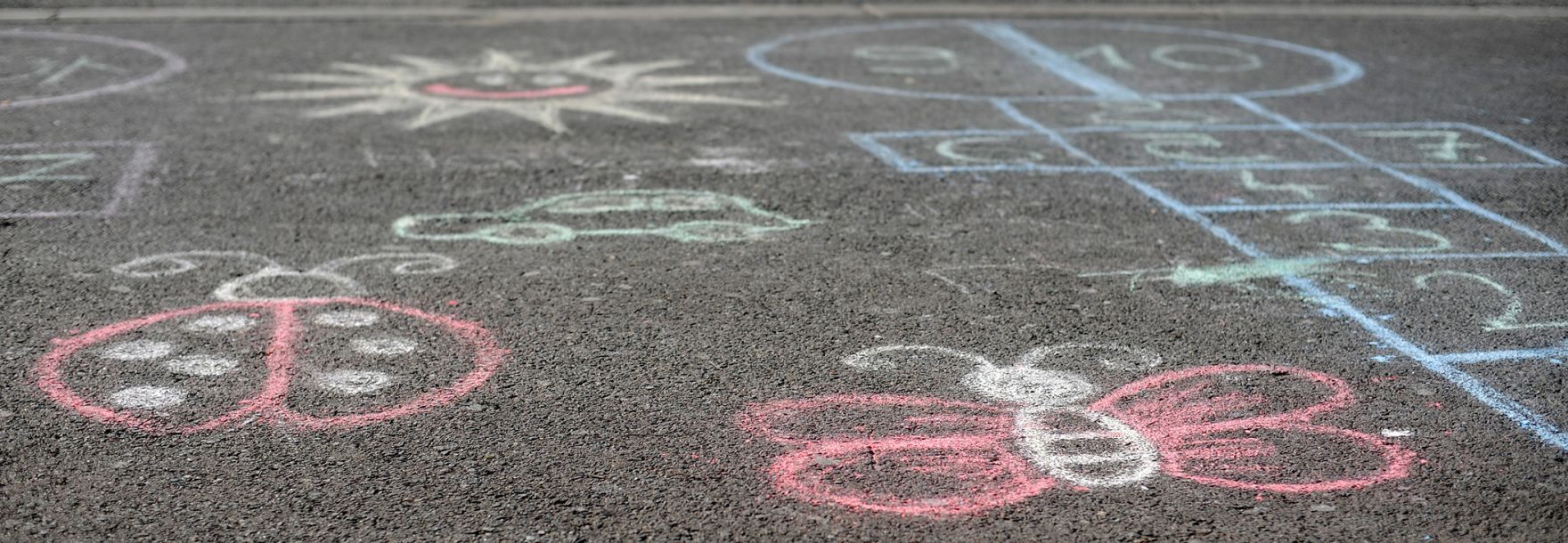 Kreidemalerei am Rathausplatz. Schlagworte: Kinderspiel, Spiele, Stadtlandschaft, Tempelh&uuml;pfen