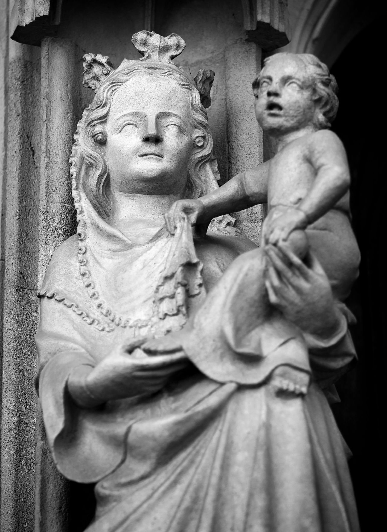 Detailaufnahme der Minoritenkirche, im Bild eine Marienstatue mit Kind. Schlagworte: Denkmal, Geb&auml;ude, heilg, Kirche, Stadtlandschaft, Statue