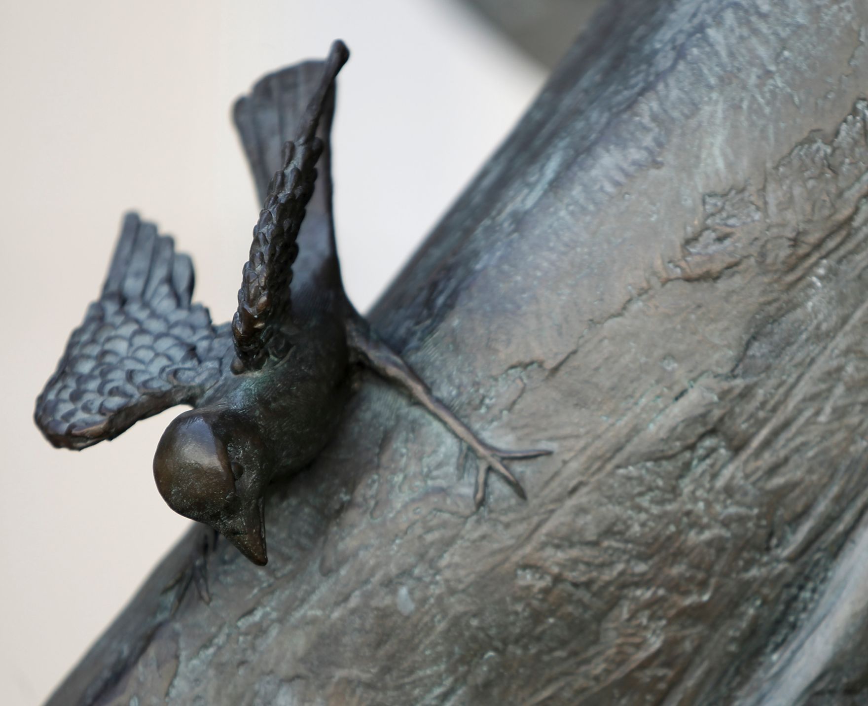 Detailaufnahme einer Statue vor der Minoritenkirche. Schlagworte: Denkmal, Eisen, Stadtlandschaft, Statue, Vogel