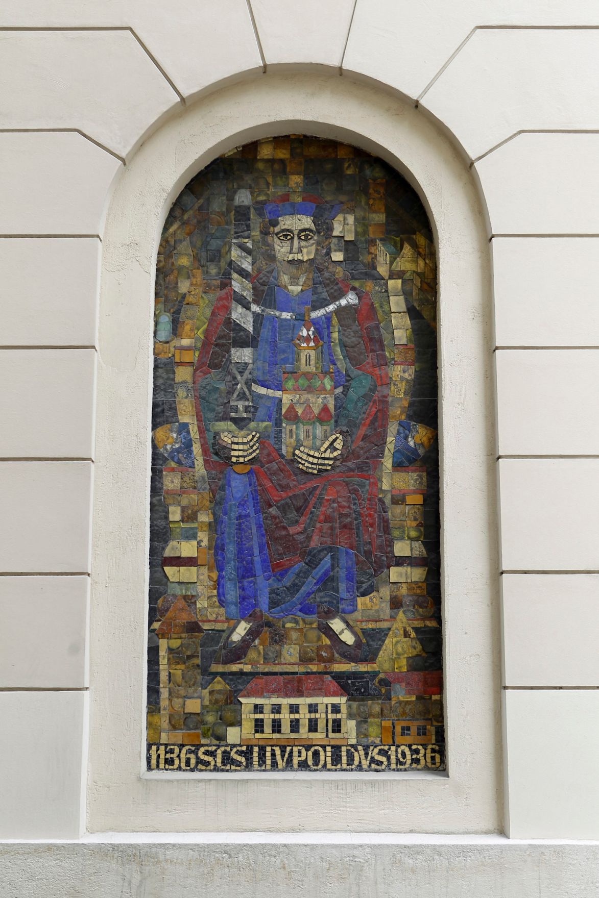 Mosaik des heiligen Leopolds an einer Hauswand. Schlagworte: Denkmal, Geb&auml;ude, heilg, Kirche, Stadtlandschaft, Statue