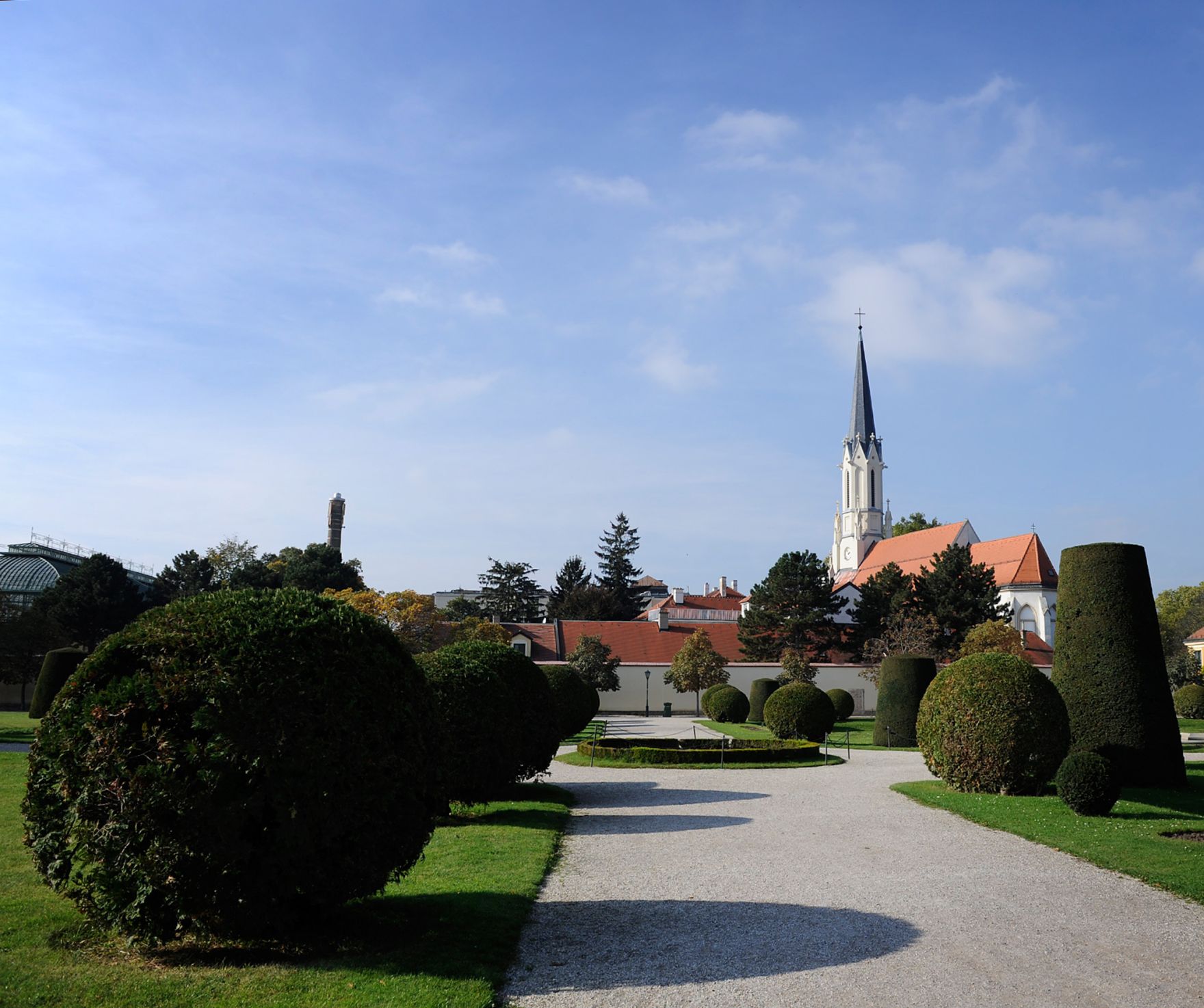 Im Park des Schloss Sch&ouml;nbrunns, mit Kirchturm im Hntergrund. Schlagworte: Kirchturm, Park, Sch&ouml;nbrunn, Stadtlandschaft