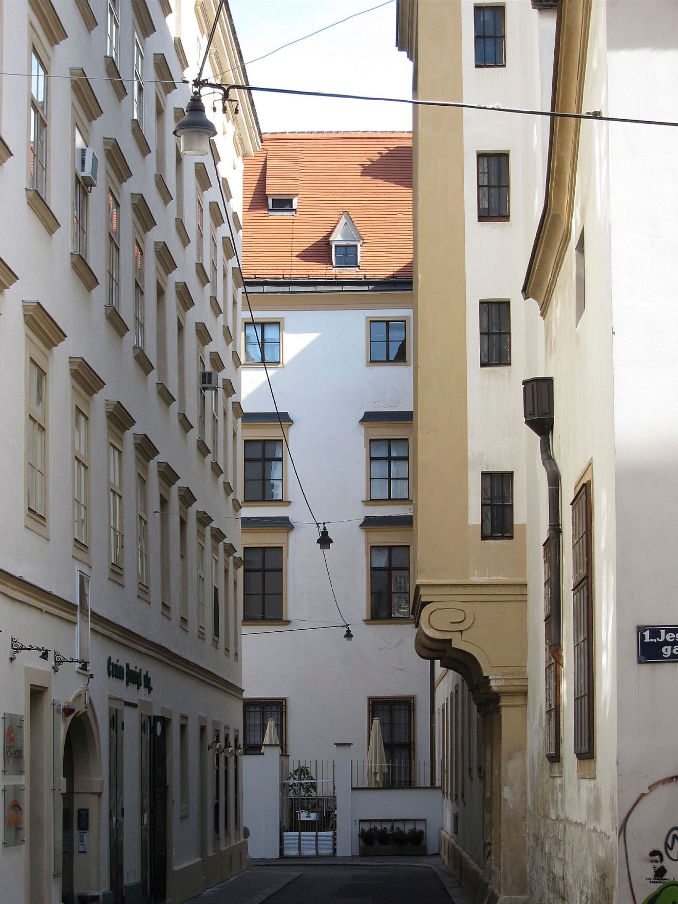 Blick auf H&auml;userfronten entlang der Sch&ouml;nlaterngasse. Schlagworte: Fassade, Fenster, Gasse, Geb&auml;ude, Stadtlandschaft