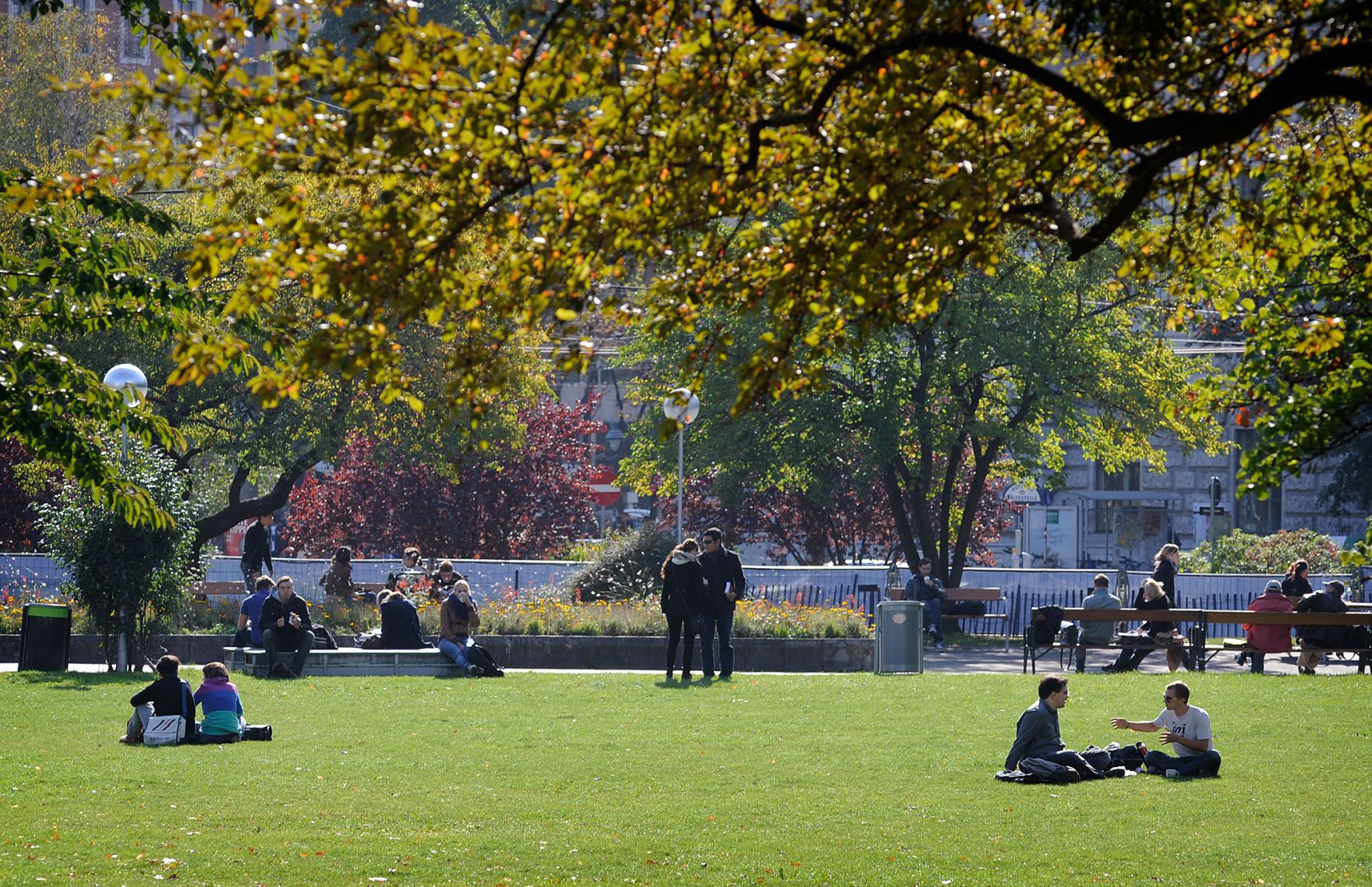 Eine herbstliche Szene im Sigmund-Freud-Park vor der Votivkirche. Schlagworte: B&auml;ume, Herbst, Natur, Park, Personen, Stadtlandschaft, Wiese