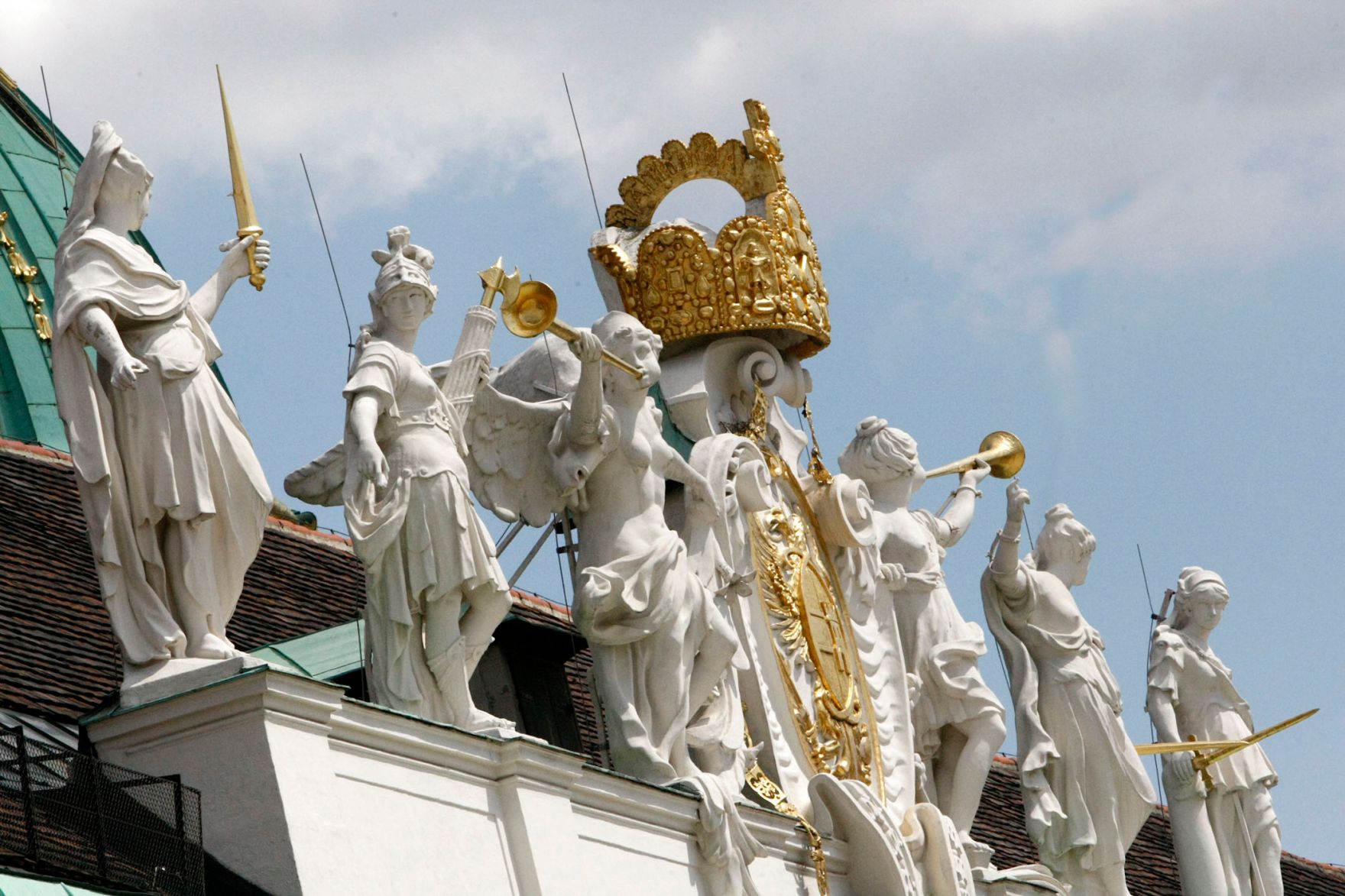 Statuen auf dem Dach des Sissimuseums. Schlagworte: Denkmal, Geb&auml;ude, Himmel, Sehensw&uuml;rdigkeit, Stadtlandschaft, Statuen, Wolken