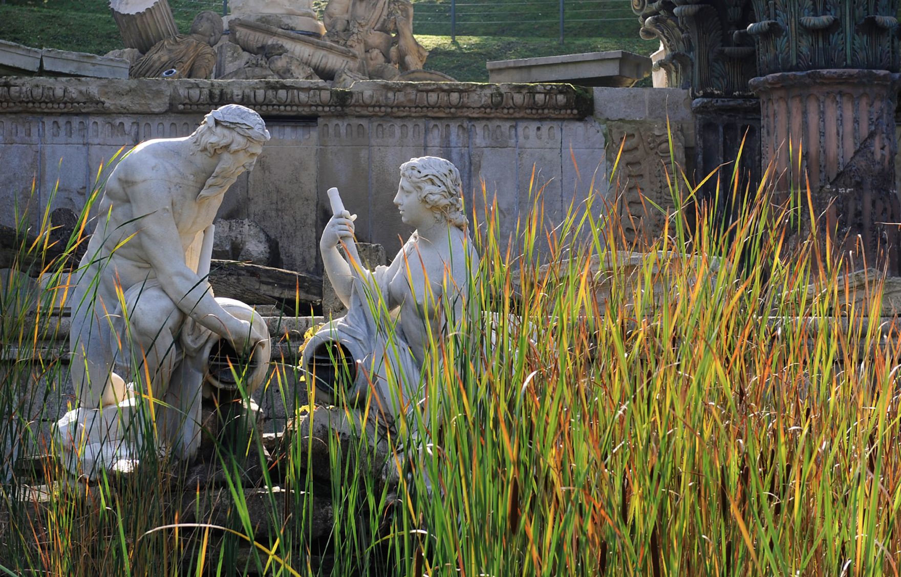 Detailaufnahme der R&ouml;mischen Ruinen im Schlosspark von Sch&ouml;nbrunn. Schlagworte: Brunnen, Park, Sch&ouml;nbrunn, Statuen, Stadtlandschaft