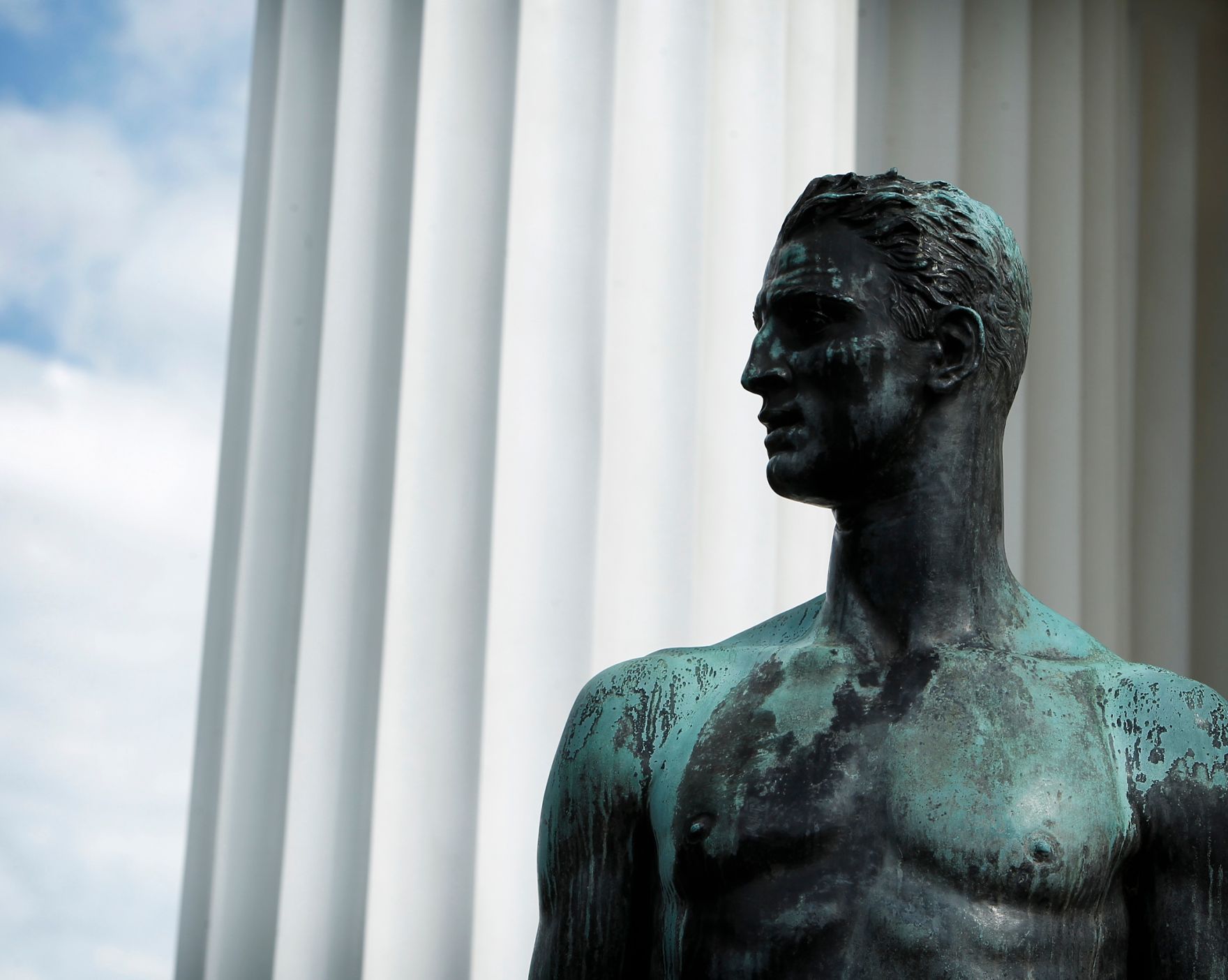 Theseusstatue vor dem Theseustempel im Volksgarten. Schlagworte: Denkmal, Stadtlandschaft, Staute