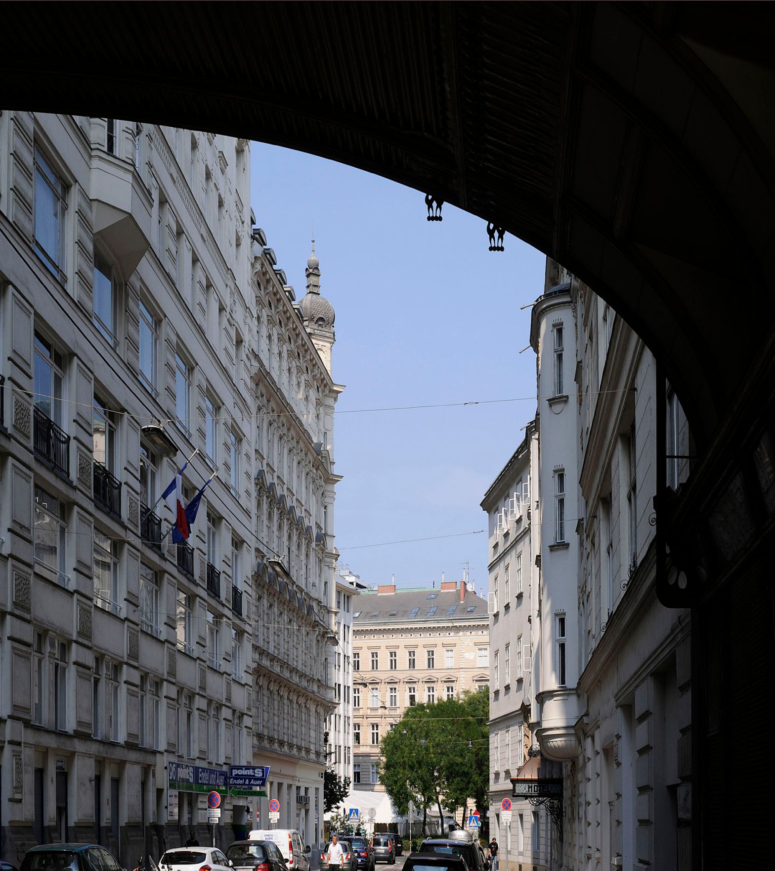 Blick in den Tiefen Graben. Schlagworte: Fassade, Fenster, Gasse, Geb&auml;ude, Himmel, Stadtlandschaft, Stra&szlig;e