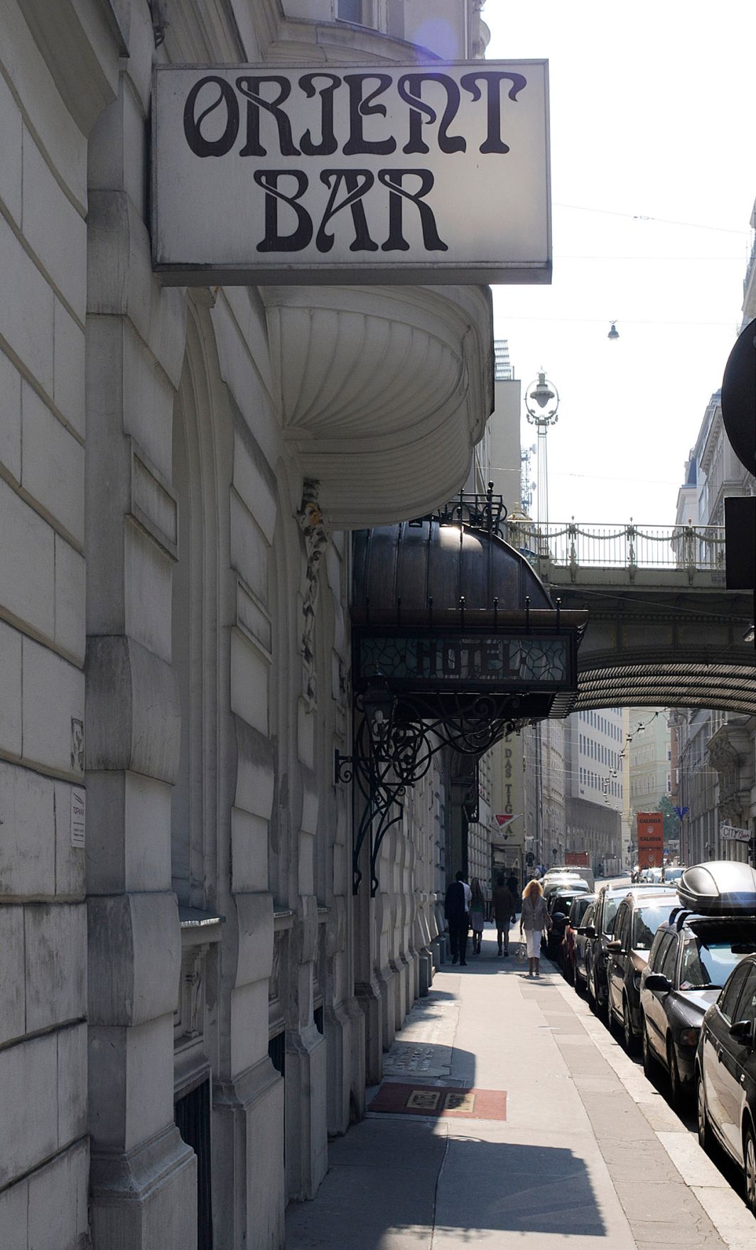 Das Hotel Orient am Tiefen Graben. Schlagworte: Br&uuml;cke, Fassade, Fenster, Gasse, Geb&auml;ude, Lokal, Stadtlandschaft