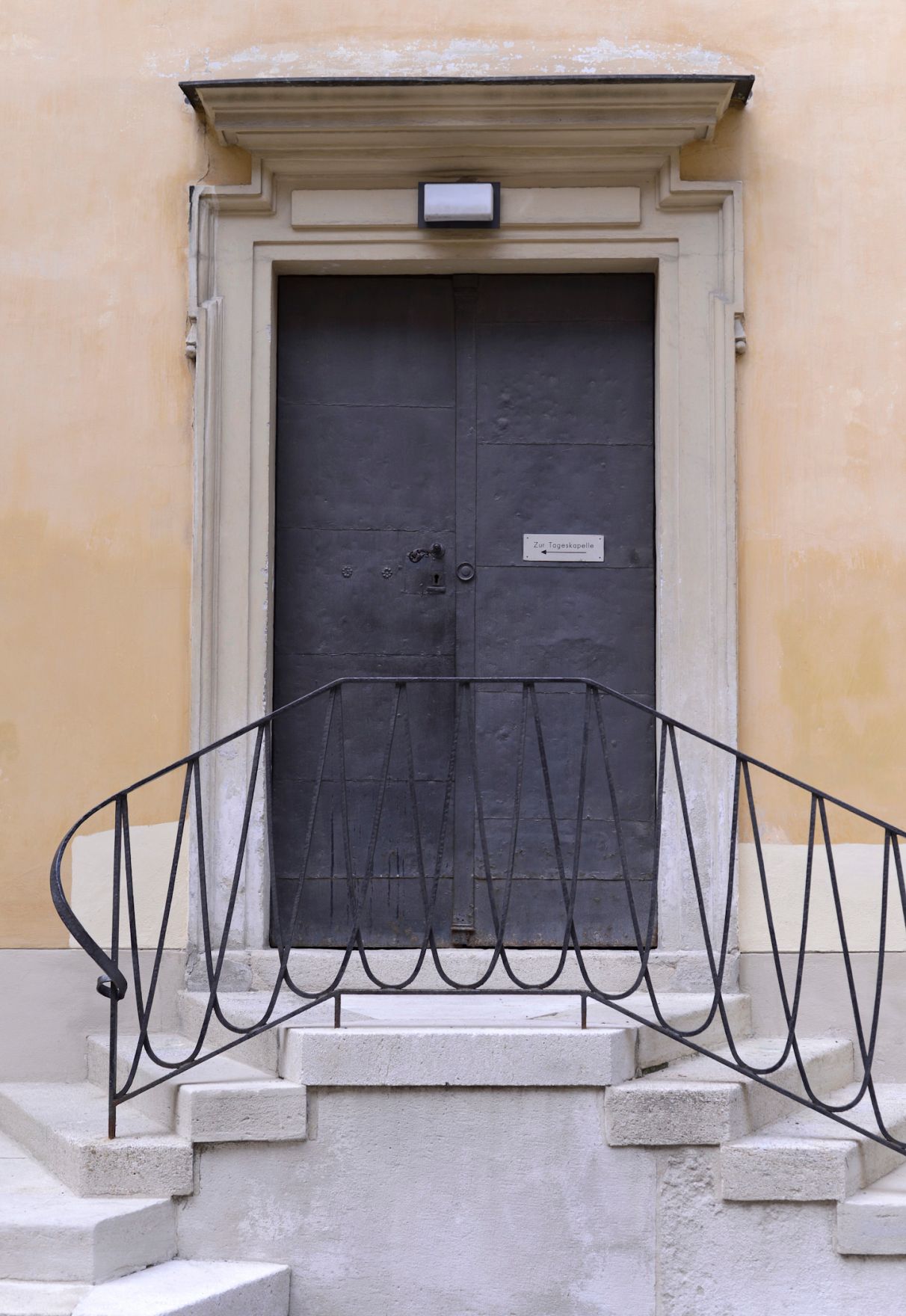Eine Metallt&uuml;re mit Stiegenaufgang. Schlagworte: Abgang, Aufgang, Geb&auml;ude, Gel&auml;nder, Stadtlandschaft, Stufen, Tor, Treppe, T&uuml;r