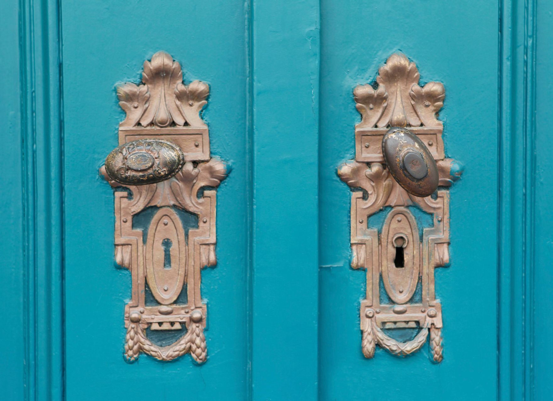 T&uuml;rkise T&uuml;ren mit alten, goldenen T&uuml;rkgriffen. Schlagworte: Knauf, Stadtlandschaft, Tor, T&uuml;rschlo&szlig;