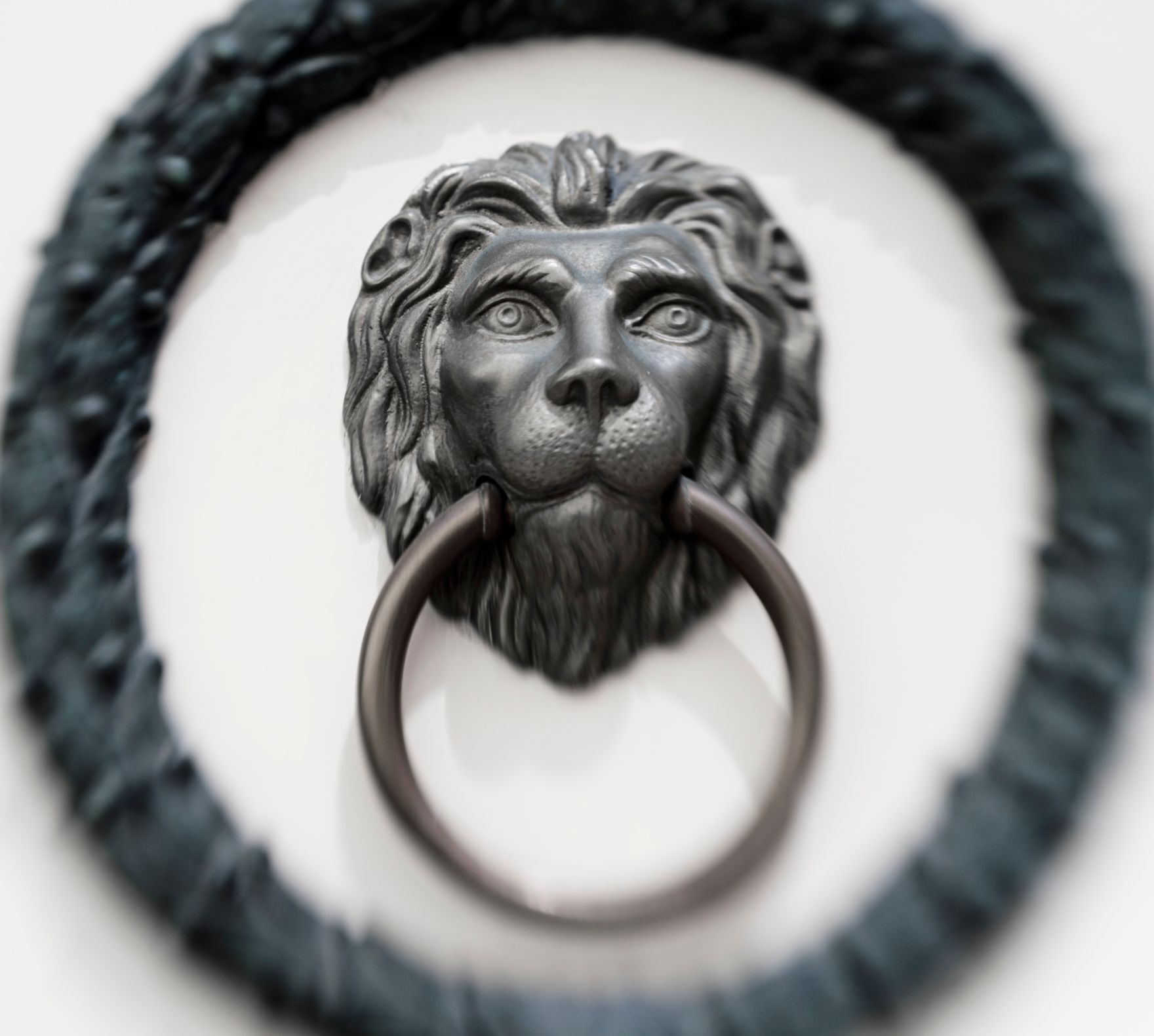 T&uuml;rklopfer L&ouml;we. Schlagworte: Metall, Ring, Stadtlandschaft, Statuen, Tor, T&uuml;r