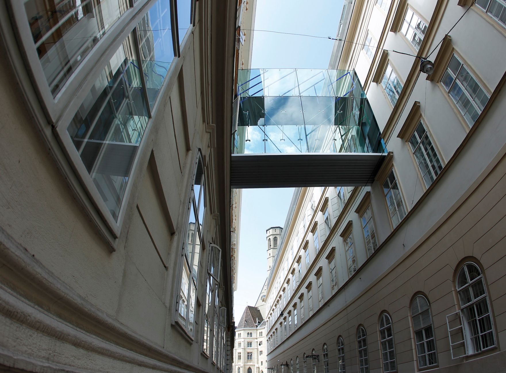 Verbindungssteg zwischen zwei Geb&auml;uden in der Wiener Innenstadt. Schlagworte: Gasse, Geb&auml;ude, Glas, Fassade, Fenster, Stadtlandschaft, &Uuml;bergang