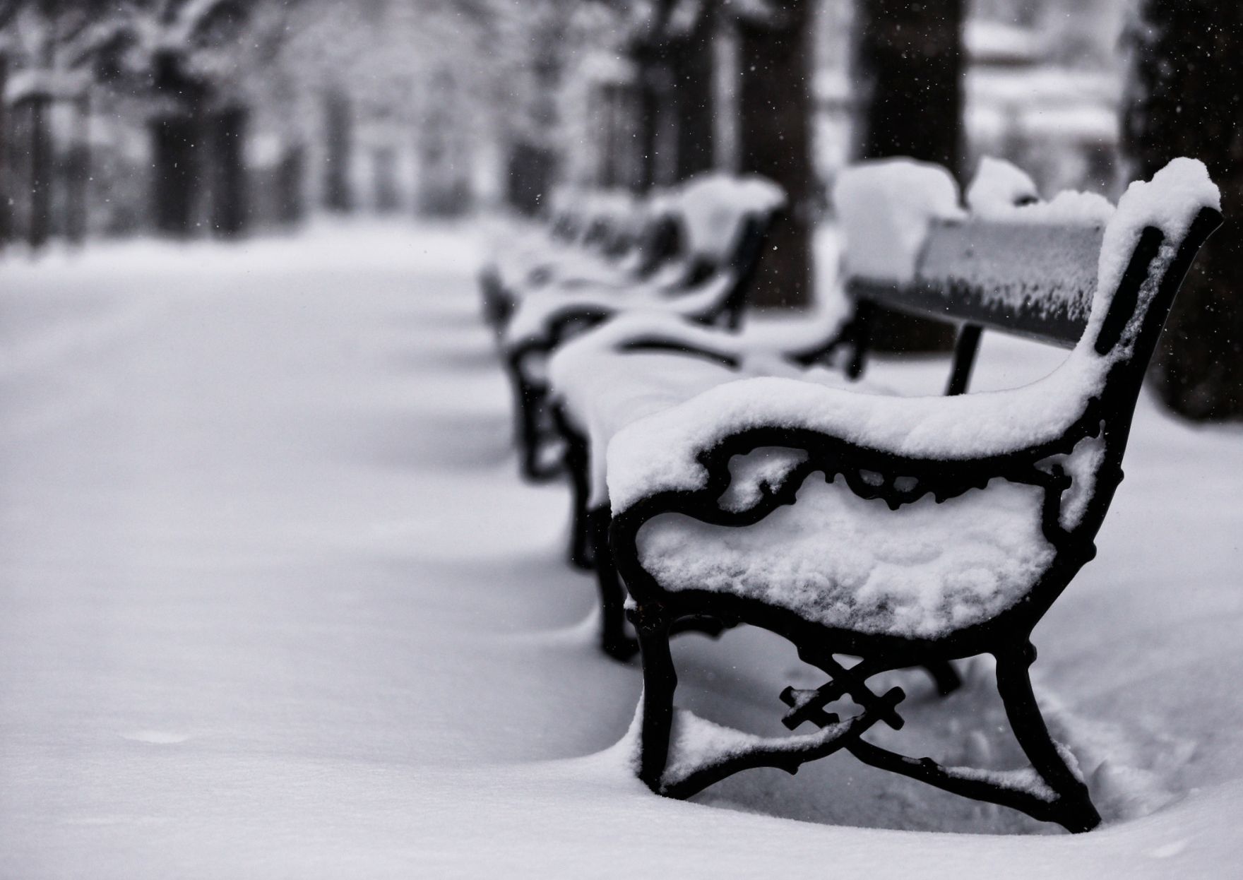 Eine winterliche Aufnahme des Volksgartens. Schlagworte: Natur, Parkb&auml;nke, Schnee, Stadtlandschaft, Winter