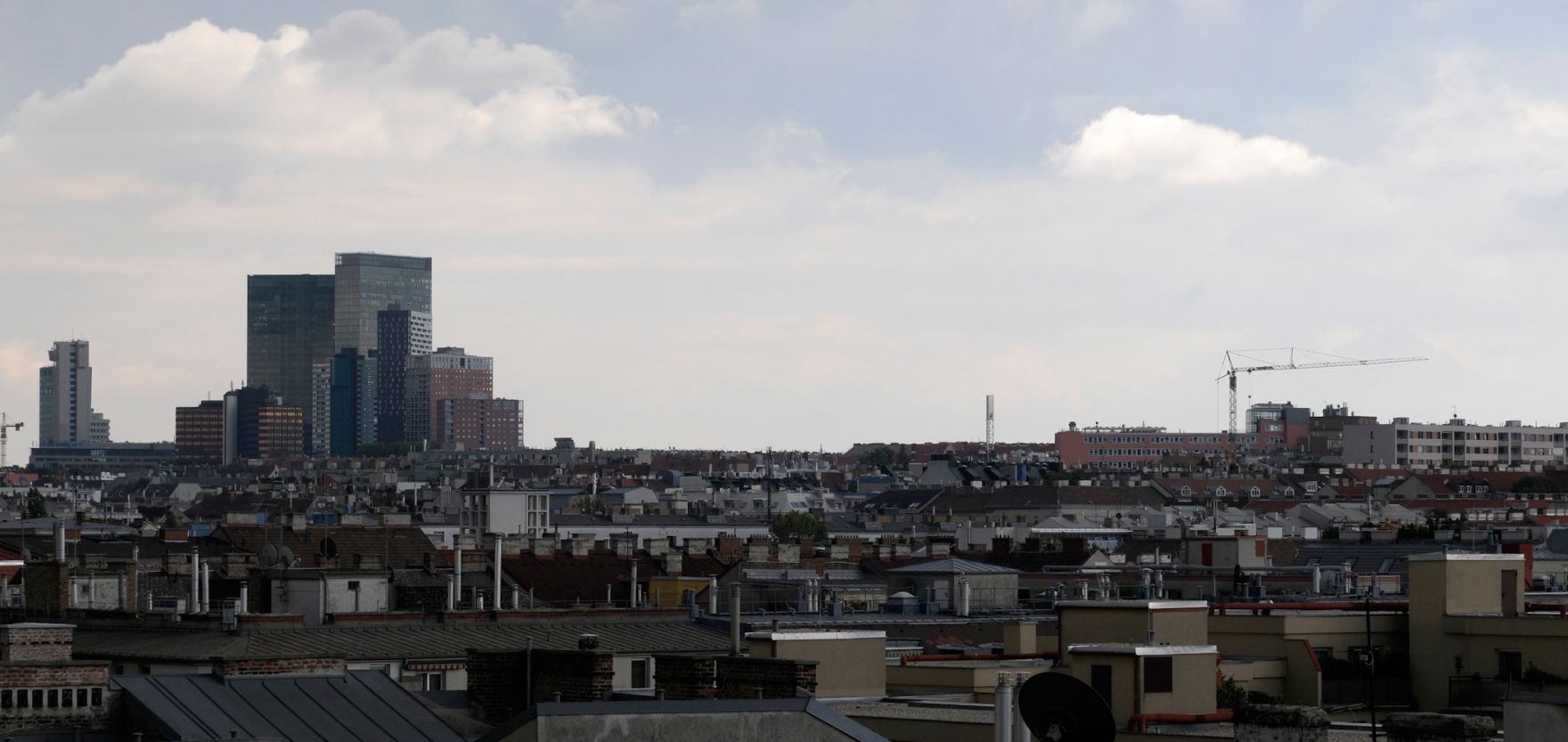 Sicht auf den Wienerberg. Schlagworte: Ausblick, D&auml;cher, Himmel, Stadtlandschaft, Wolken