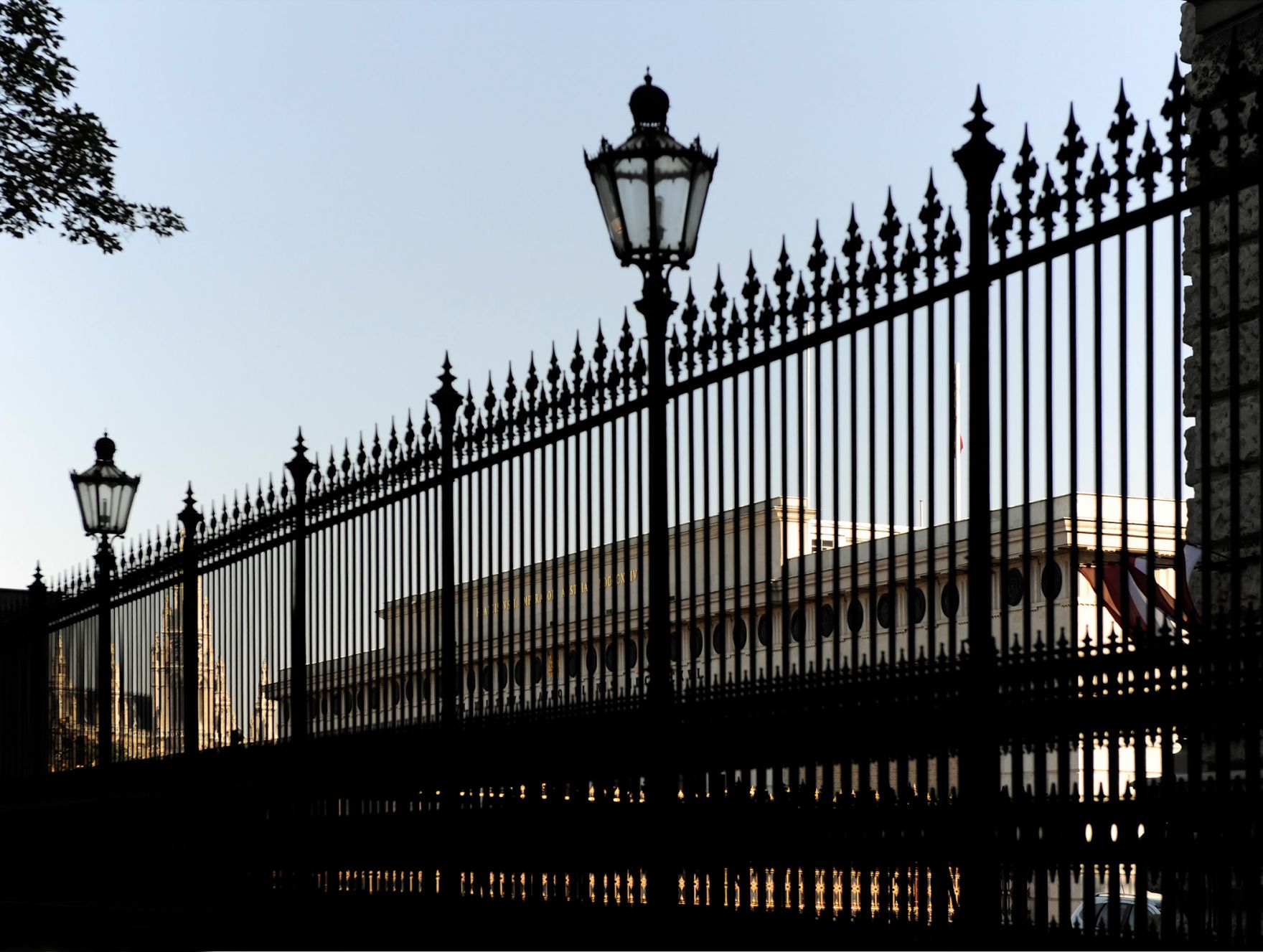 Zaun mit Laternen beim Heldenplatz. Schlagworte: Gitter, Himmel, Laterne, Stadtlandschaft, Zaun