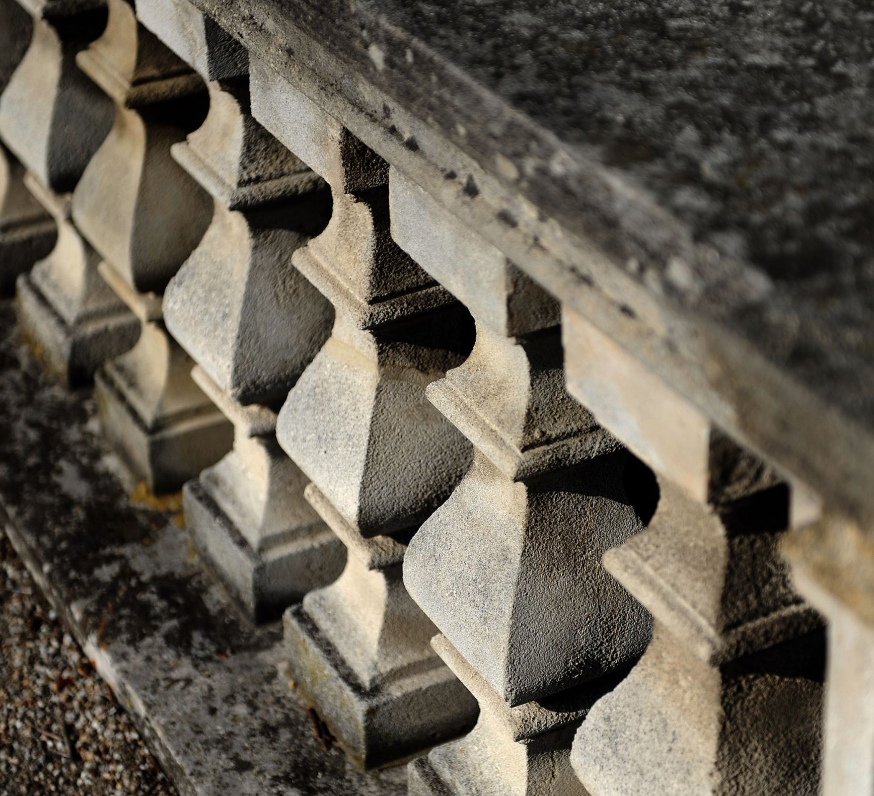 Eine kleine Steinmauer im Park des Schloss Sch&ouml;nbrunns. Schlagworte: Stadtlandschaften, Stein, Zaun