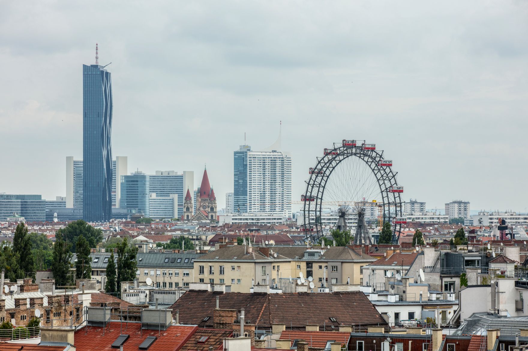 Blick &uuml;ber Wien auf das Wiener Riesenrad. Schlagw&ouml;rter: Wien, Bezirk, Riesenrad, Donau City Towers, DC Towers