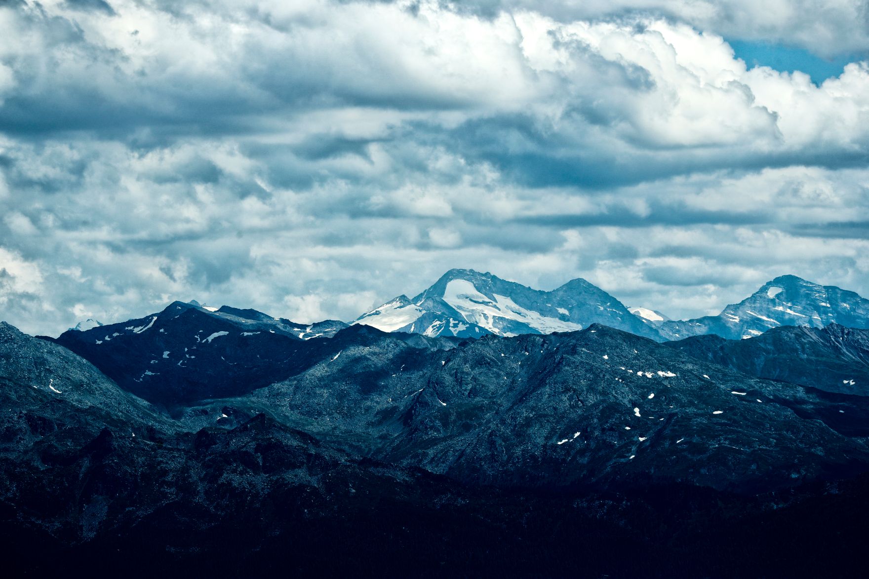 Eine Berglandschaft in Tirol. Schlagw&ouml;rter: Berge, Natur, Wald, W&auml;lder, Wiese, Stein, Gestein, Holz, Ger&ouml;ll, Schnee