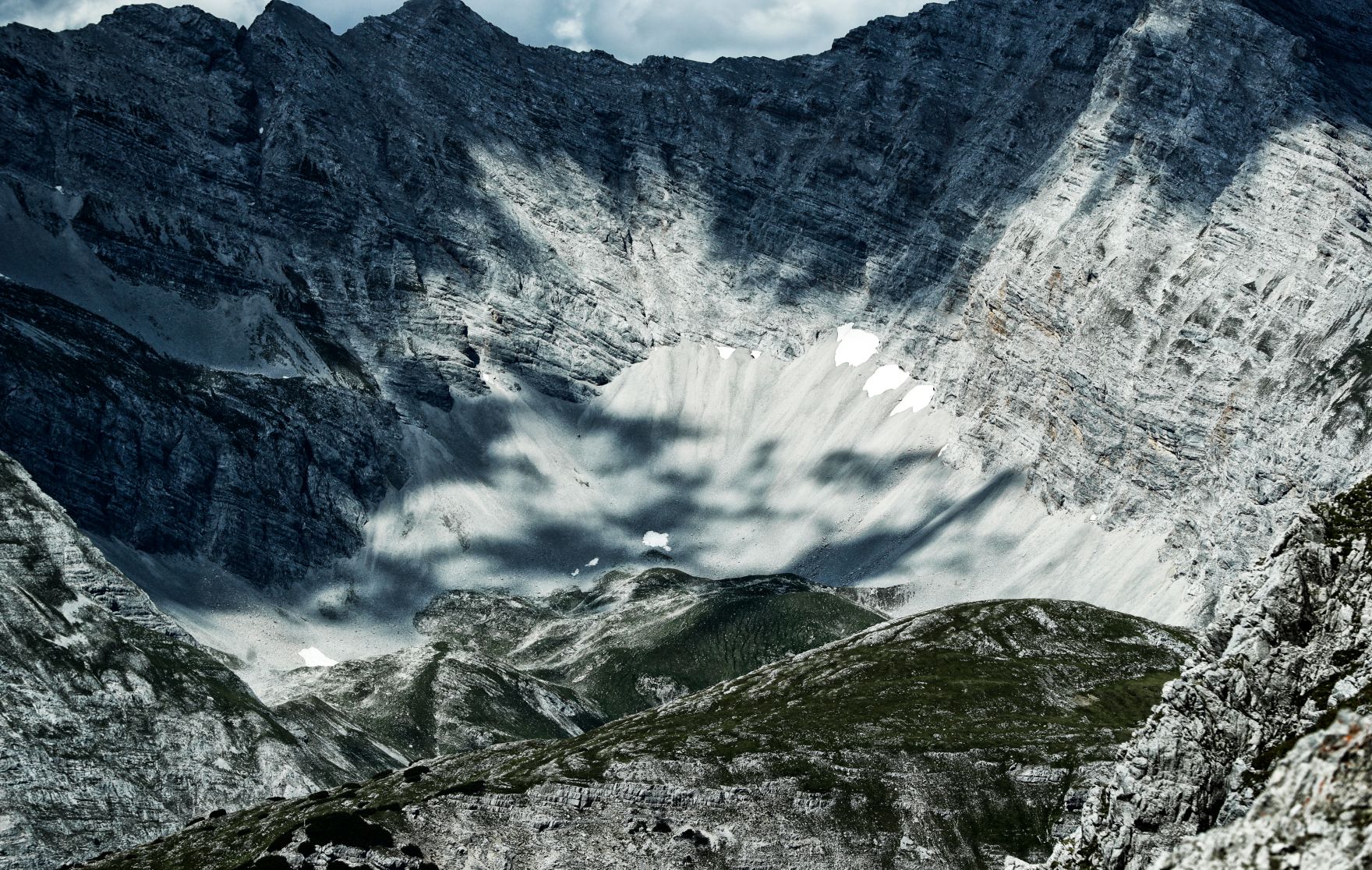 Eine Berglandschaft in Tirol. Schlagw&ouml;rter: Berge, Natur, Wald, W&auml;lder, Wiese, Stein, Gestein, Holz, Ger&ouml;ll, Schnee