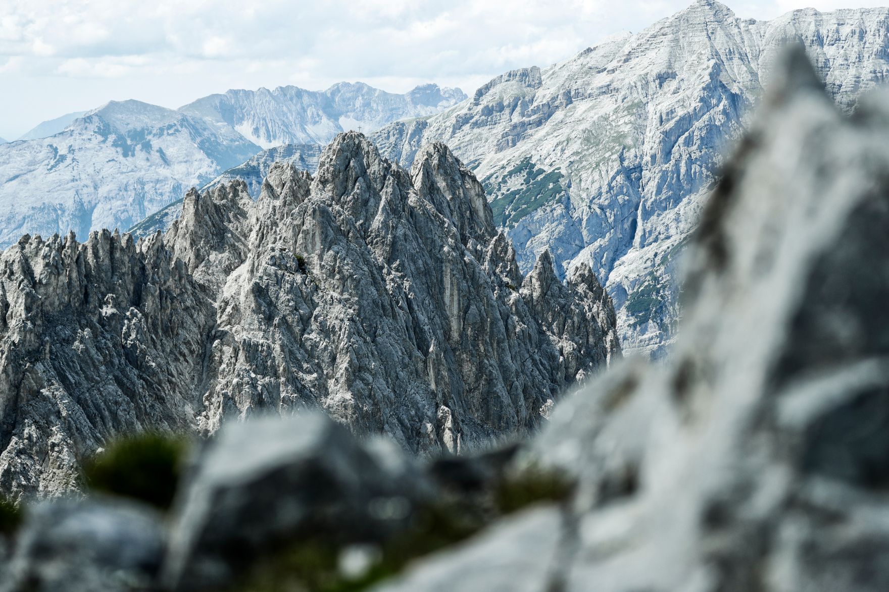 Eine Berglandschaft in Tirol. Schlagw&ouml;rter: Berge, Natur, Wald, W&auml;lder, Wiese, Stein, Gestein, Holz, Ger&ouml;ll, Schnee