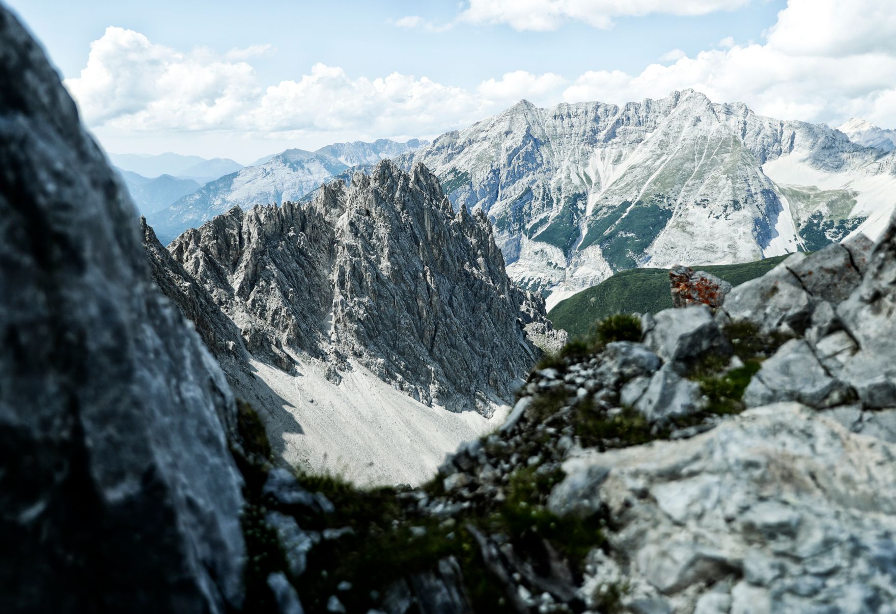 Eine Berglandschaft in Tirol. Schlagw&ouml;rter: Berge, Natur, Wald, W&auml;lder, Wiese, Stein, Gestein, Holz, Ger&ouml;ll, Schnee