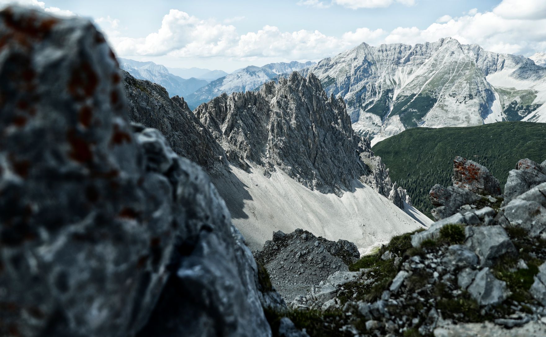 Eine Berglandschaft in Tirol. Schlagw&ouml;rter: Berge, Natur, Wald, W&auml;lder, Wiese, Stein, Gestein, Holz, Ger&ouml;ll, Schnee