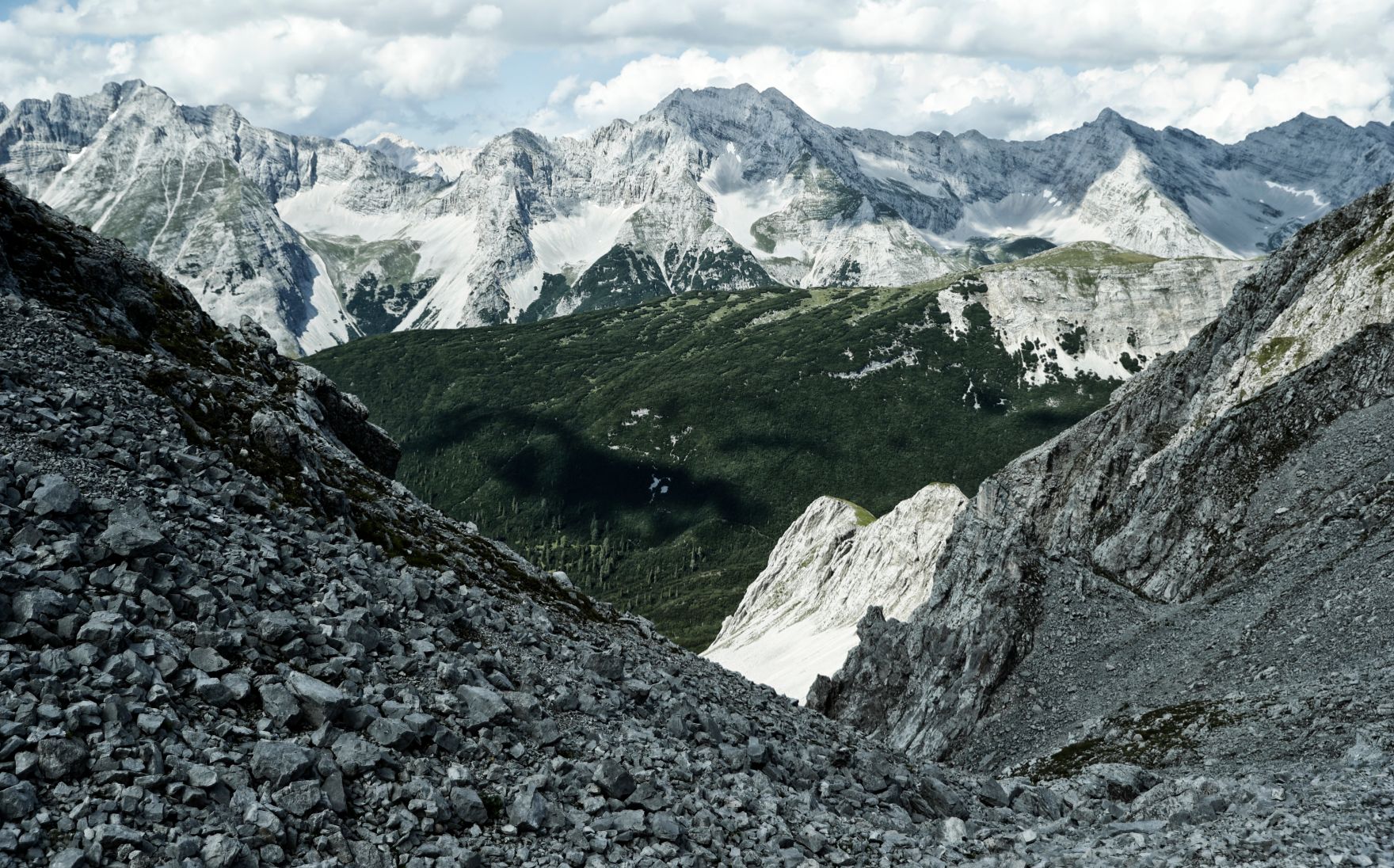 Eine Berglandschaft in Tirol. Schlagw&ouml;rter: Berge, Natur, Wald, W&auml;lder, Wiese, Stein, Gestein, Holz, Ger&ouml;ll, Schnee