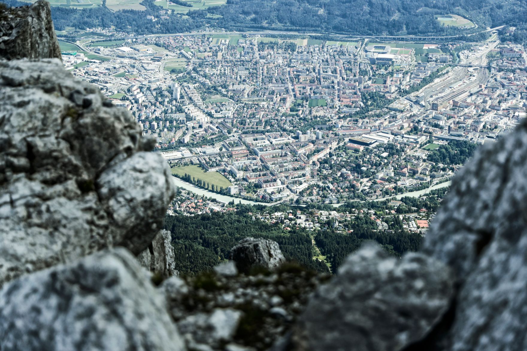 Eine Berglandschaft in Tirol. Schlagw&ouml;rter: Berge, Natur, Wald, W&auml;lder, Wiese, Stein, Gestein, Holz, Ger&ouml;ll, Schnee